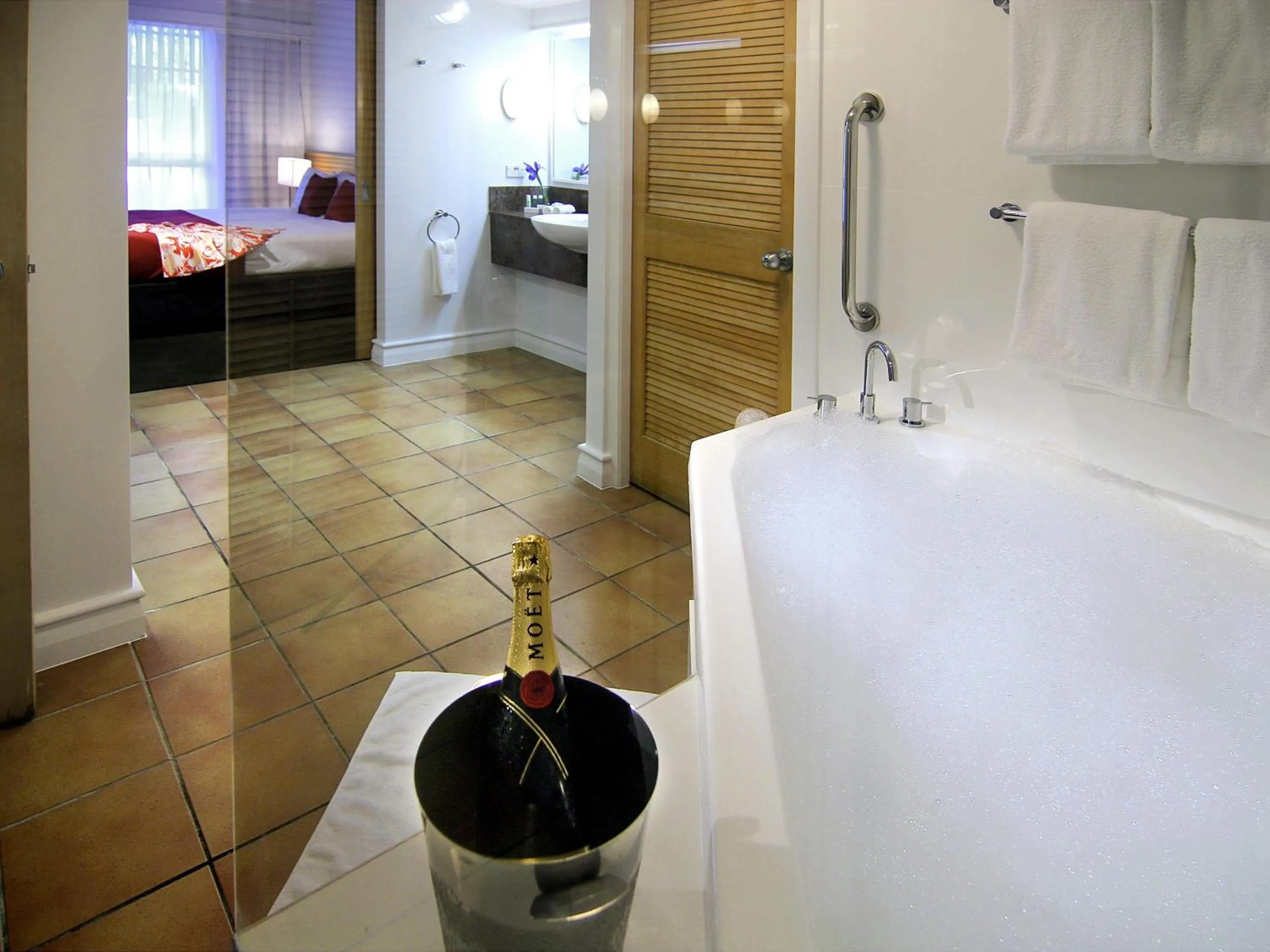 Bedroom, Bed in Novotel Sunshine Coast Resort