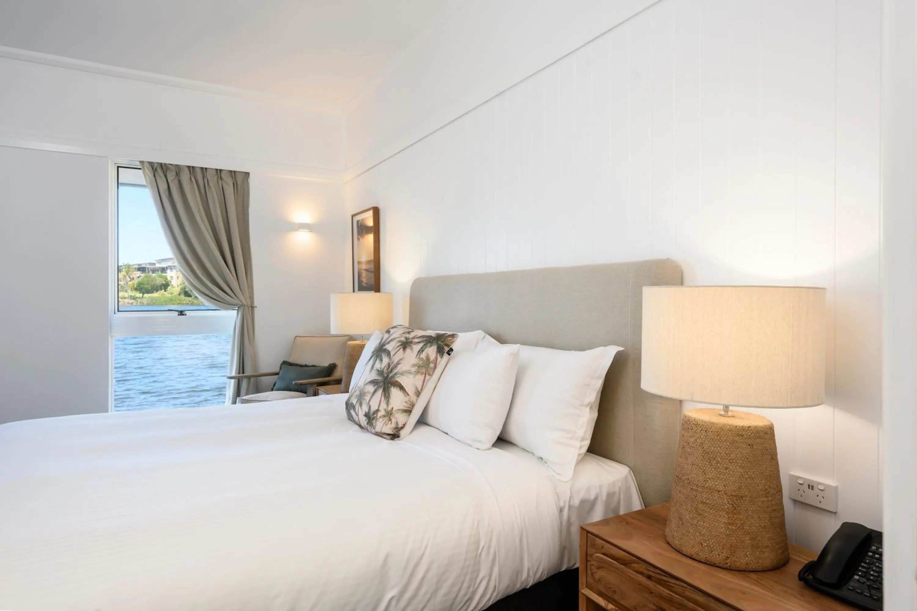 Bedroom, Bed in Novotel Sunshine Coast Resort