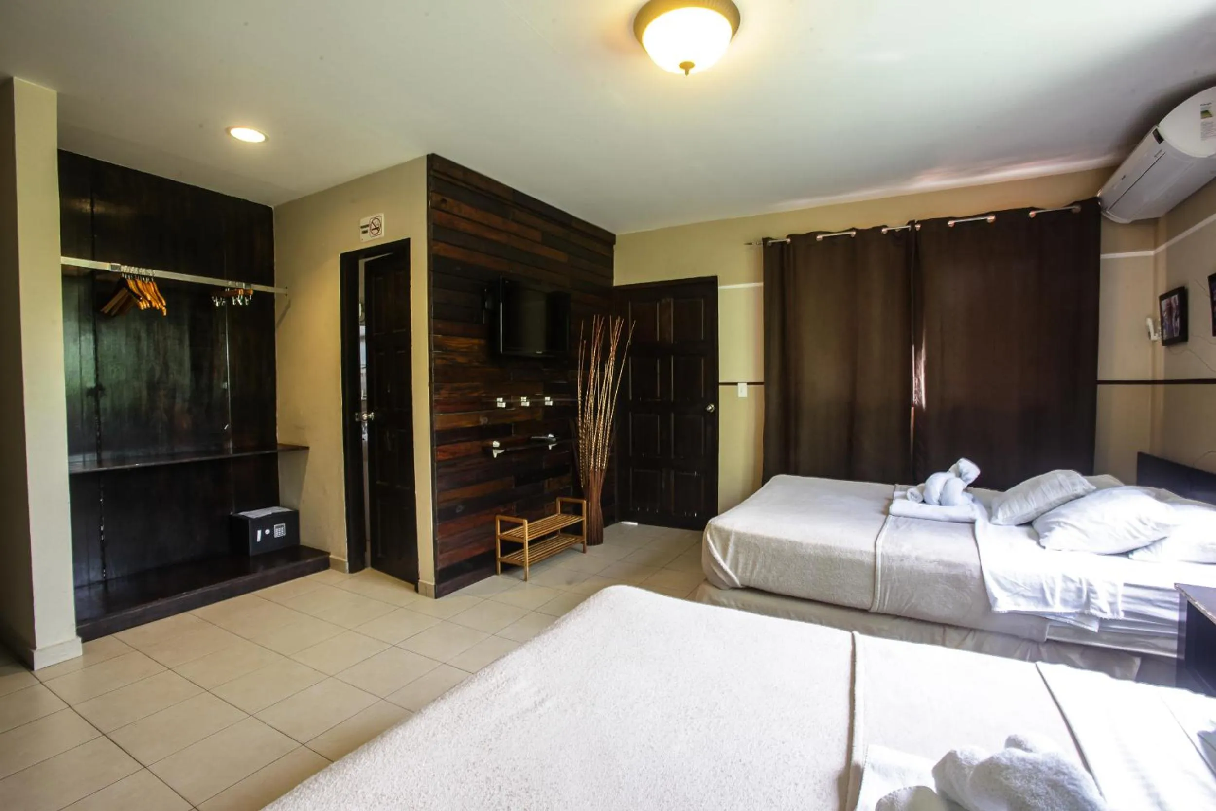 Photo of the whole room, Bed in Manglar Lodge