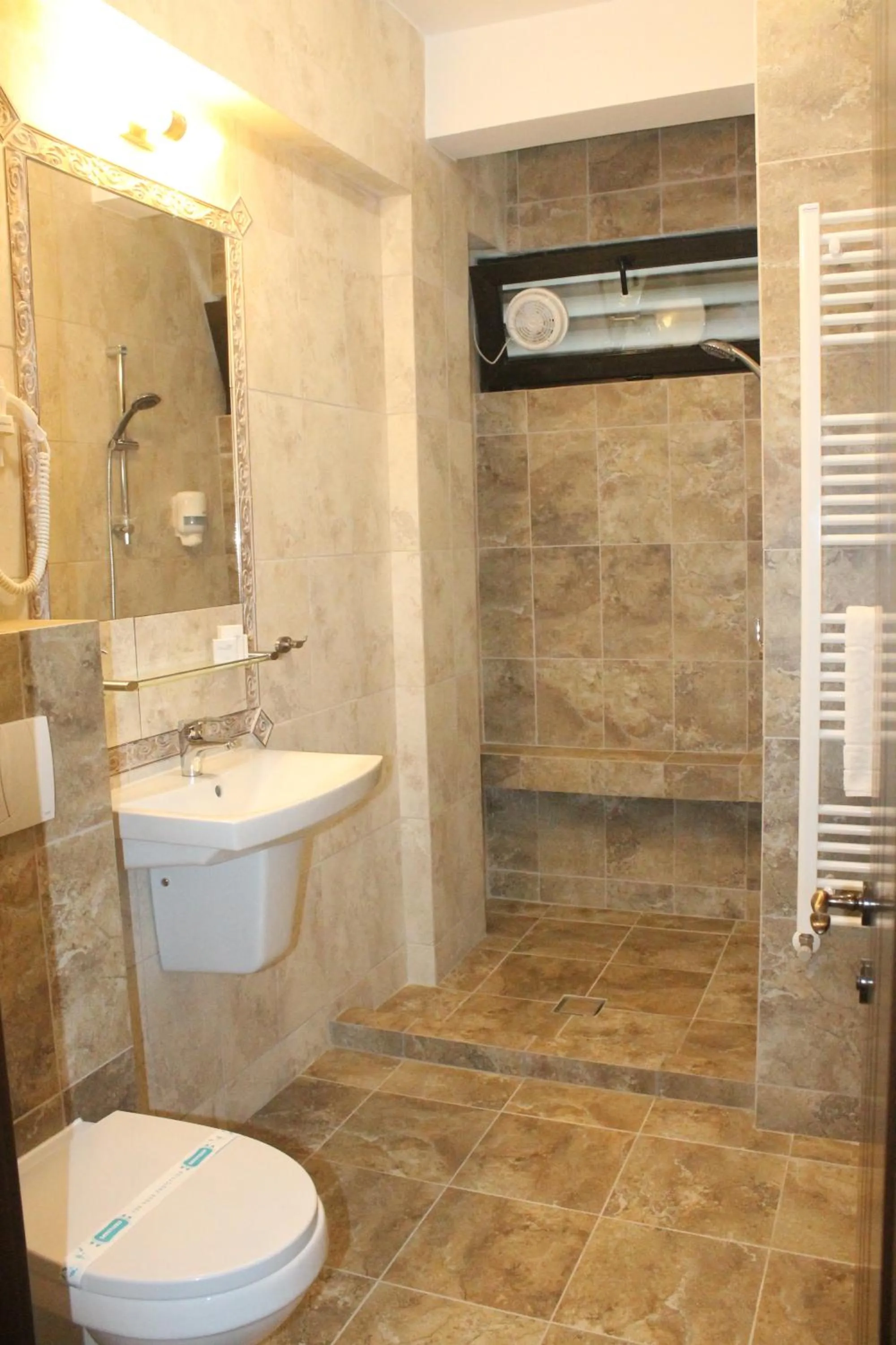 Shower in Hotel Restaurant Imperial