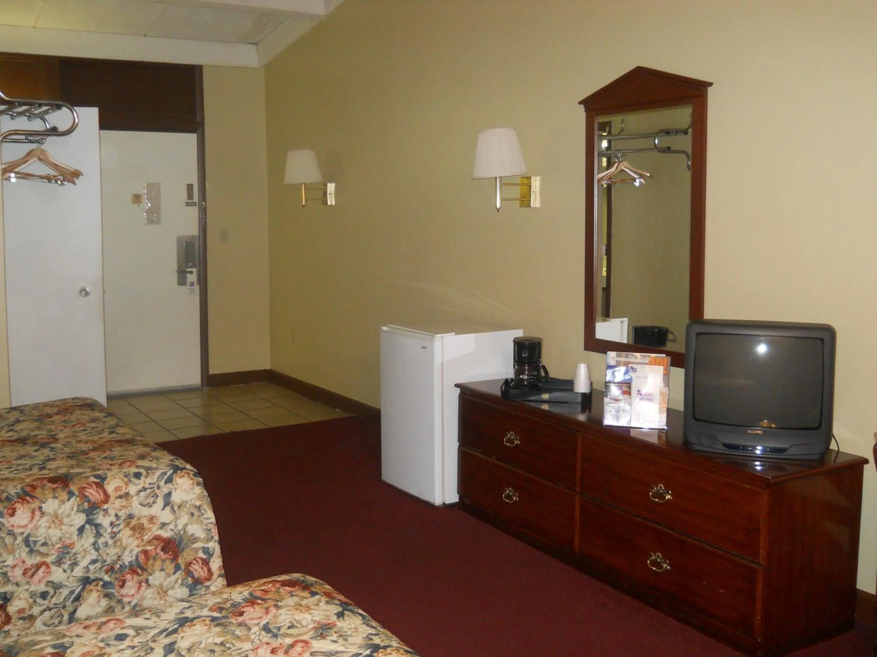 TV and multimedia in Red Carpet Inn