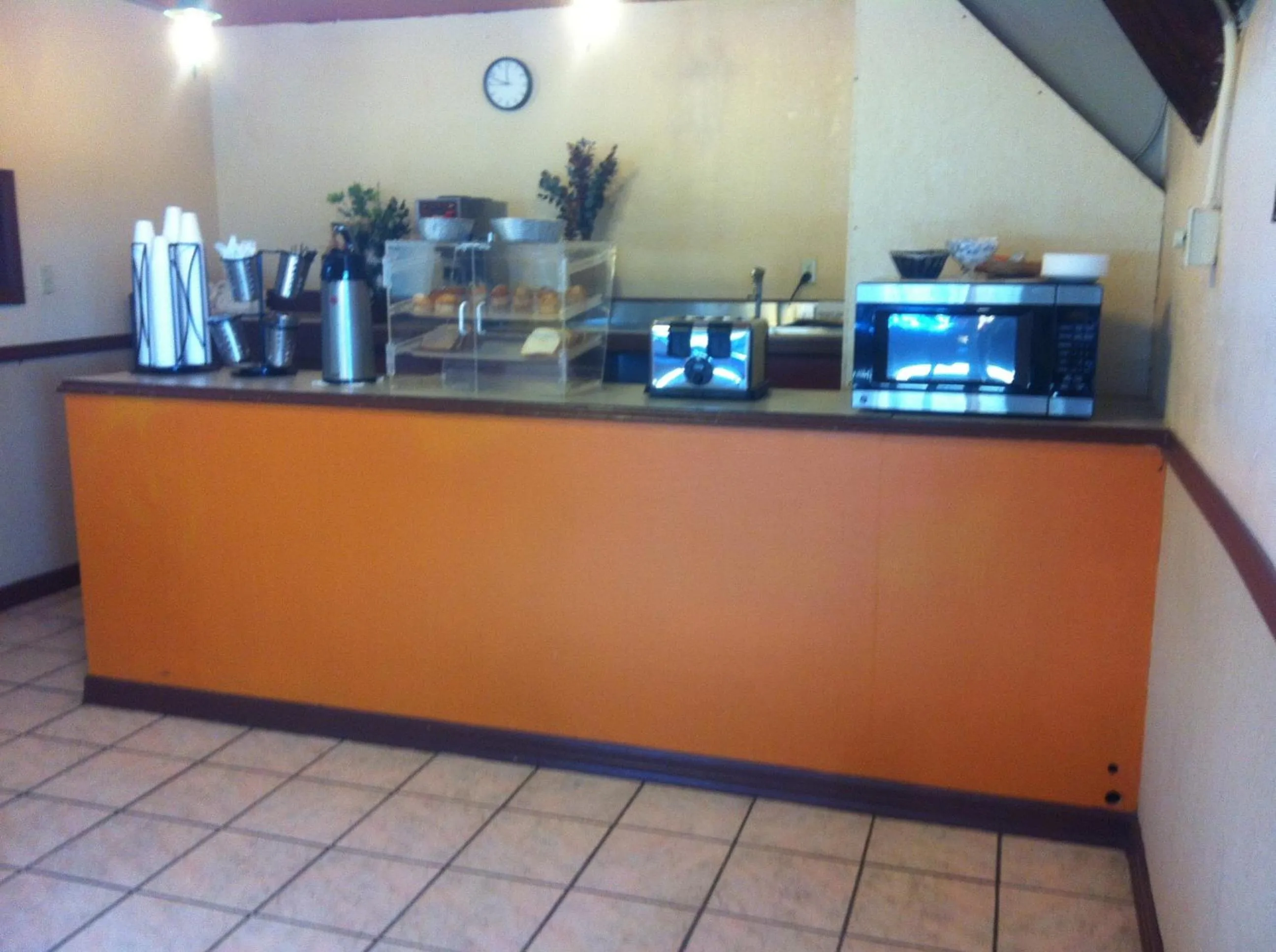 Communal lounge/ TV room in Red Carpet Inn