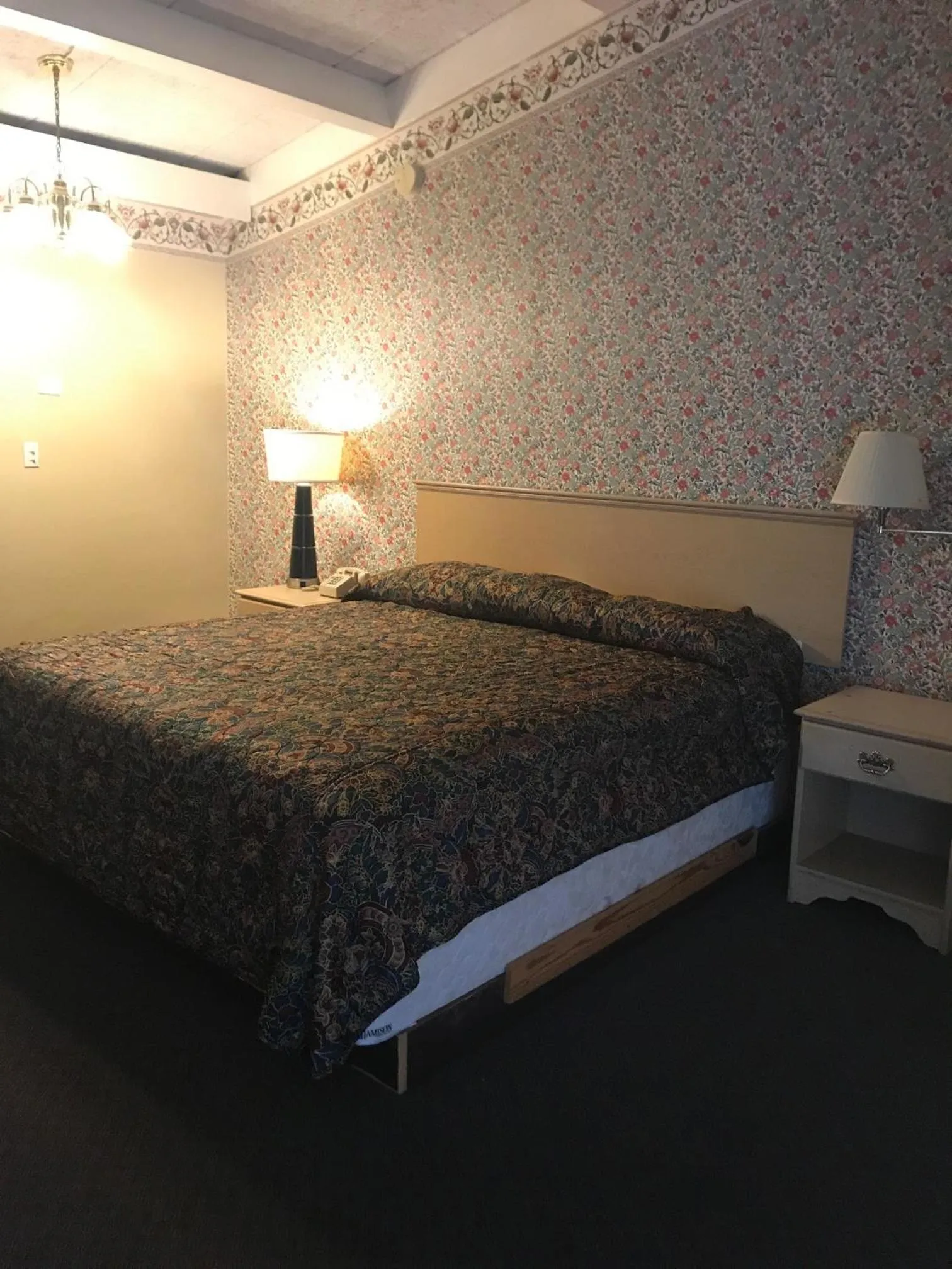 Property building, Bed in Red Carpet Inn