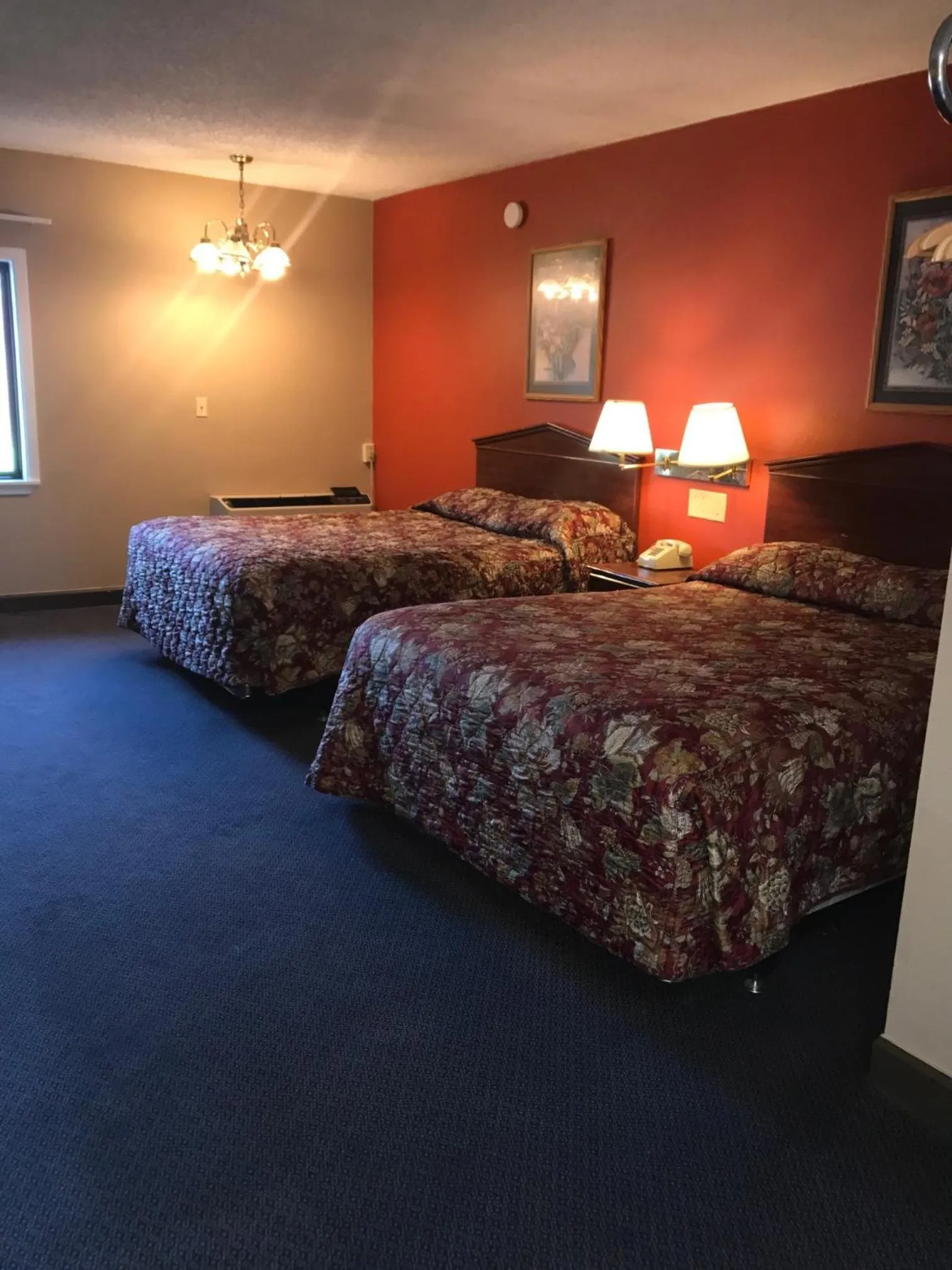 Property building, Bed in Red Carpet Inn
