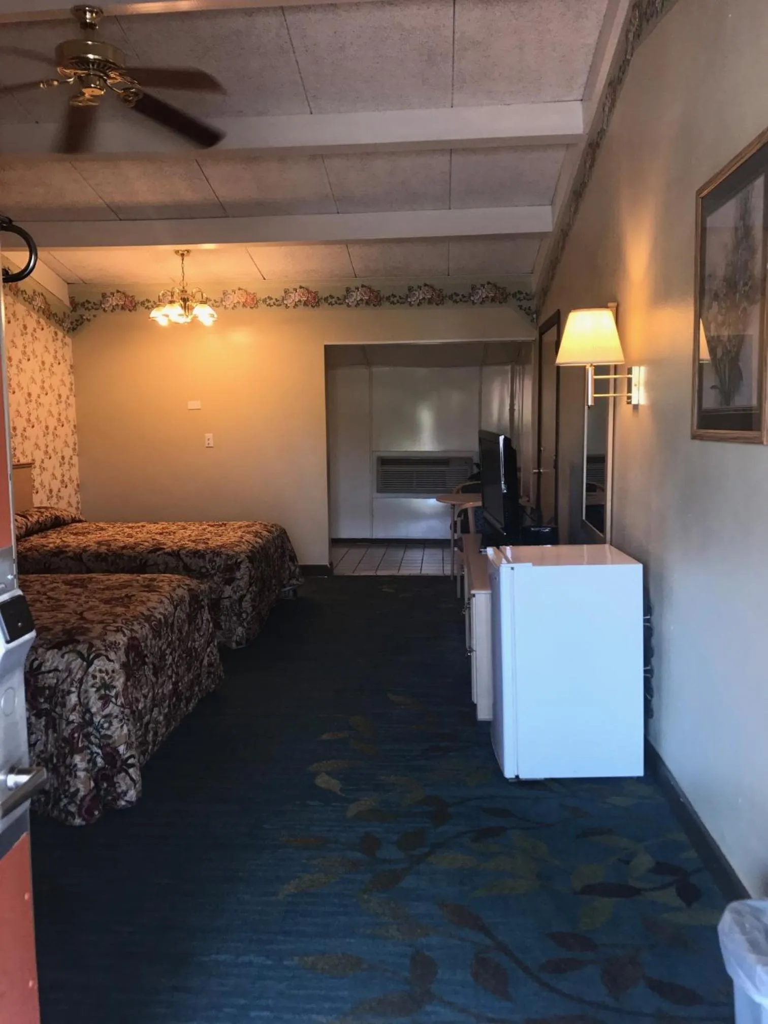 Property building, Bed in Red Carpet Inn