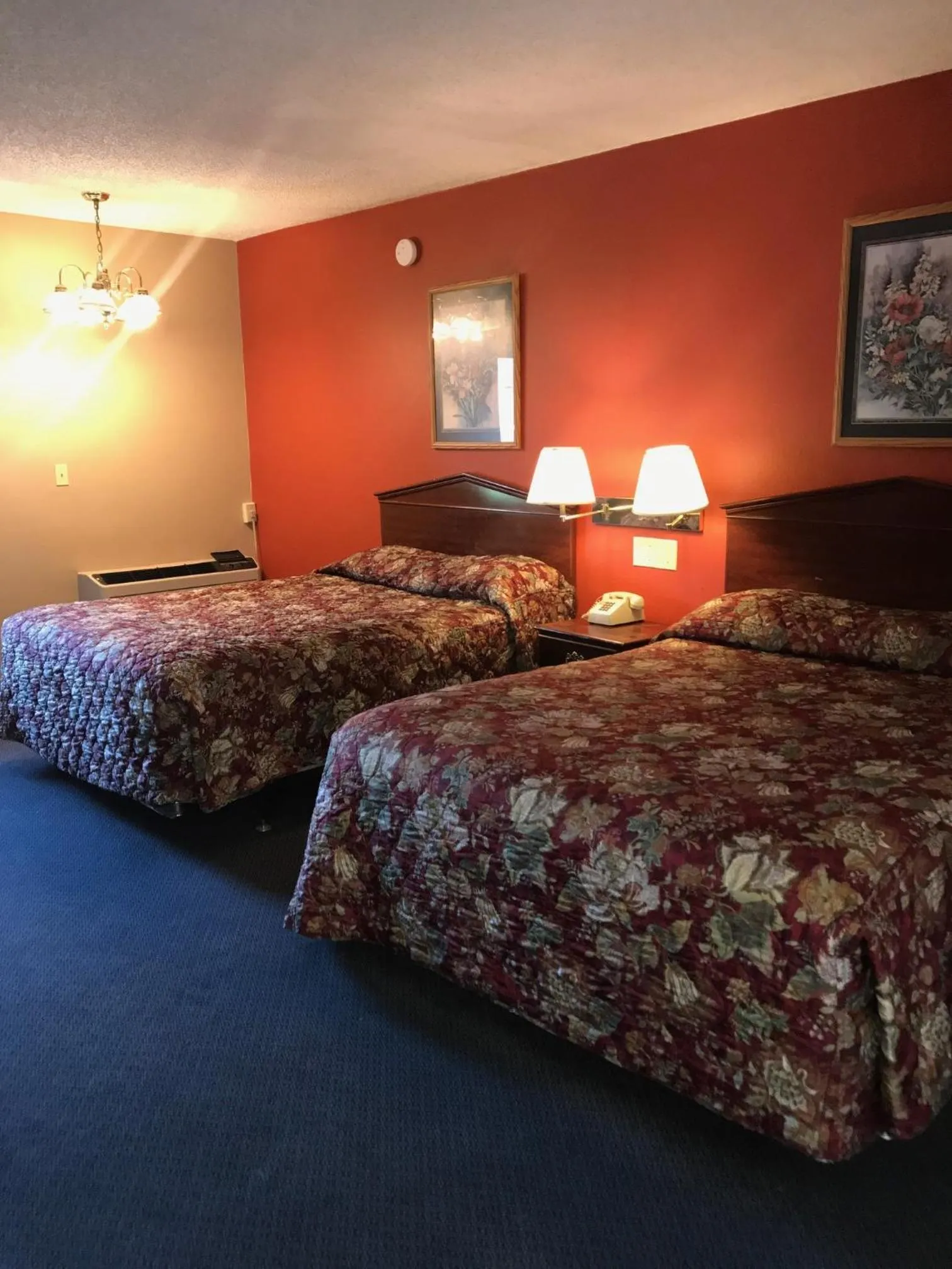 Property building, Bed in Red Carpet Inn