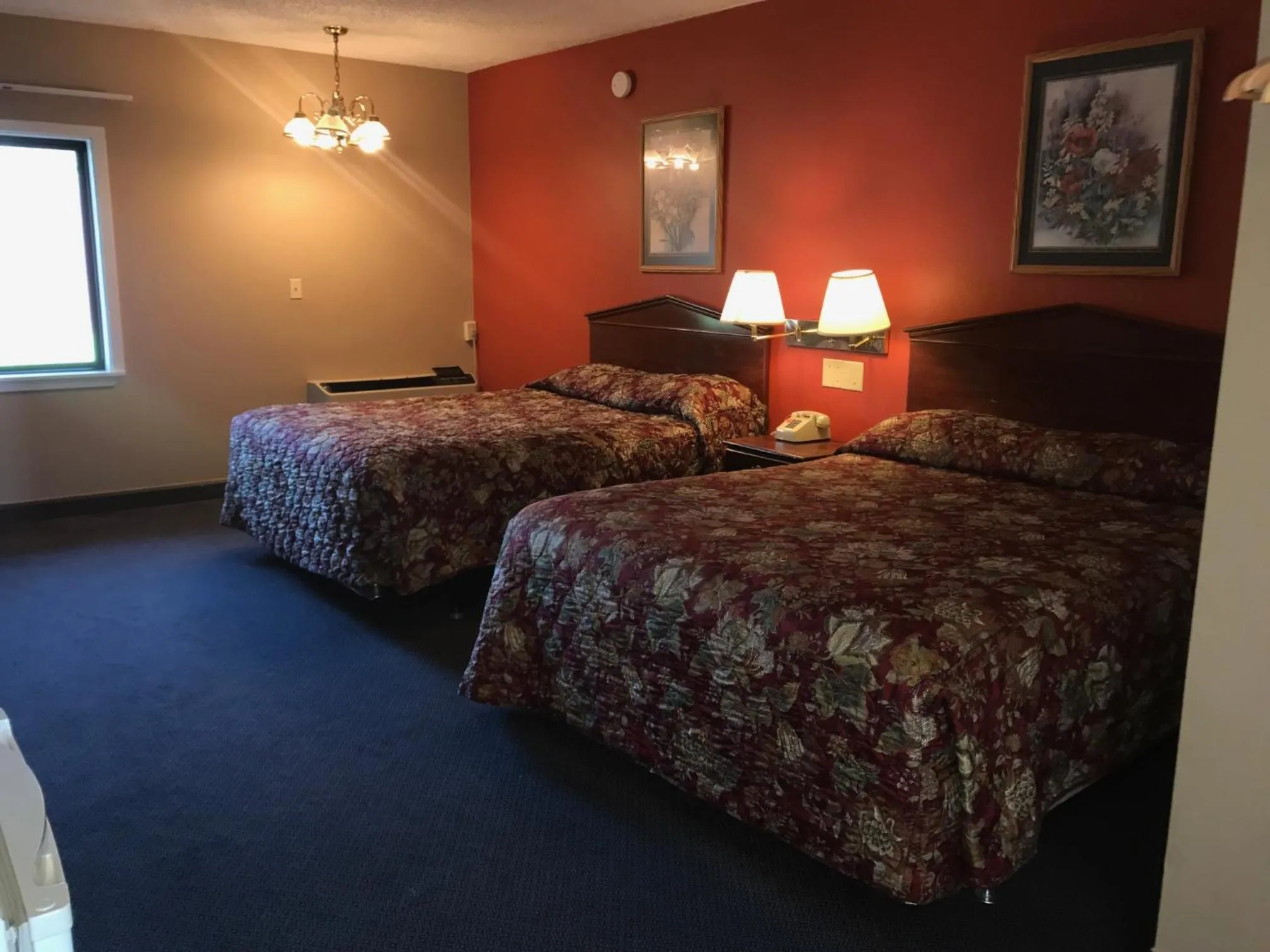 Property building, Bed in Red Carpet Inn