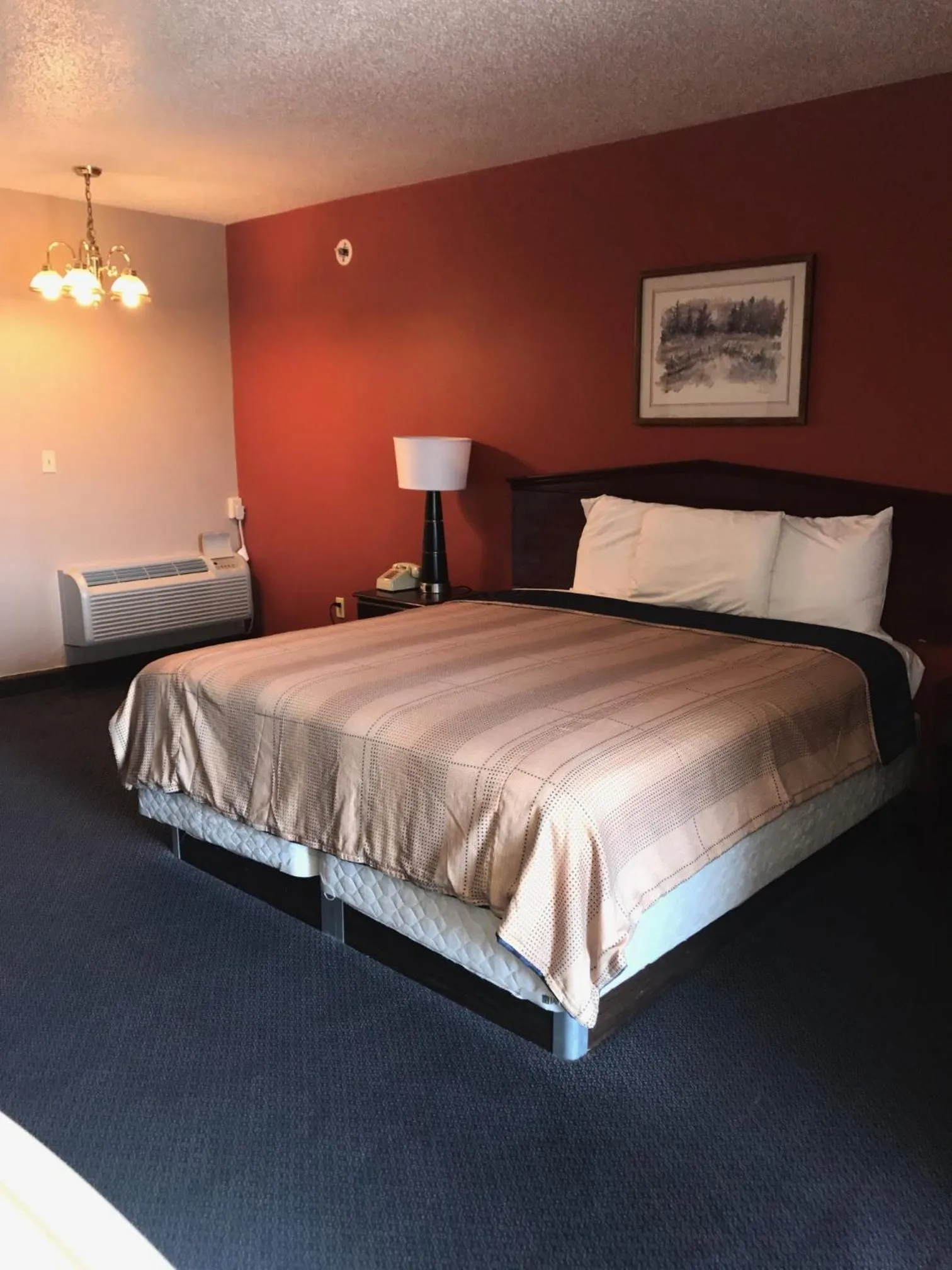 Property building, Bed in Red Carpet Inn