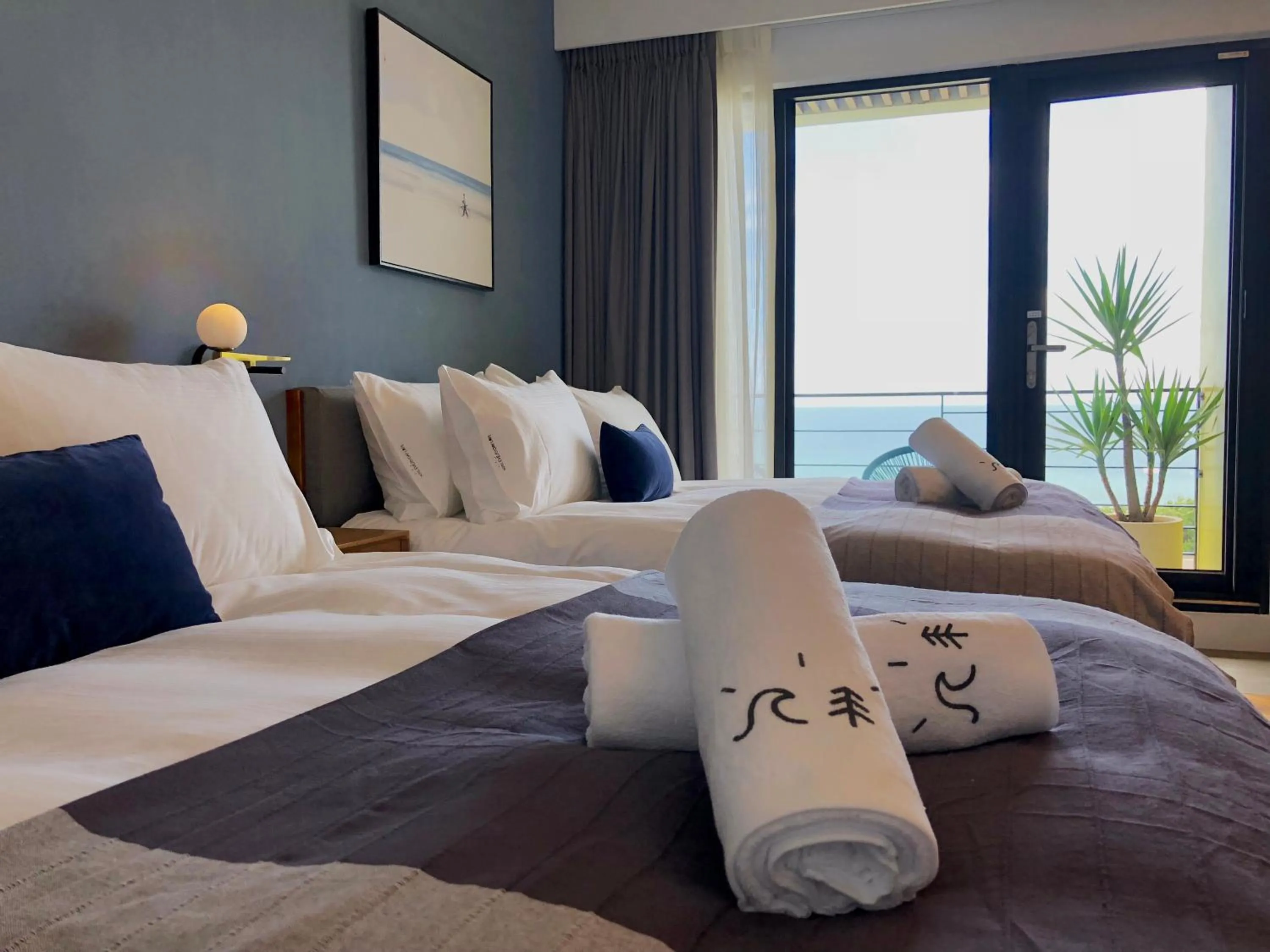 Balcony/Terrace, Bed in Hotel Everyday Life