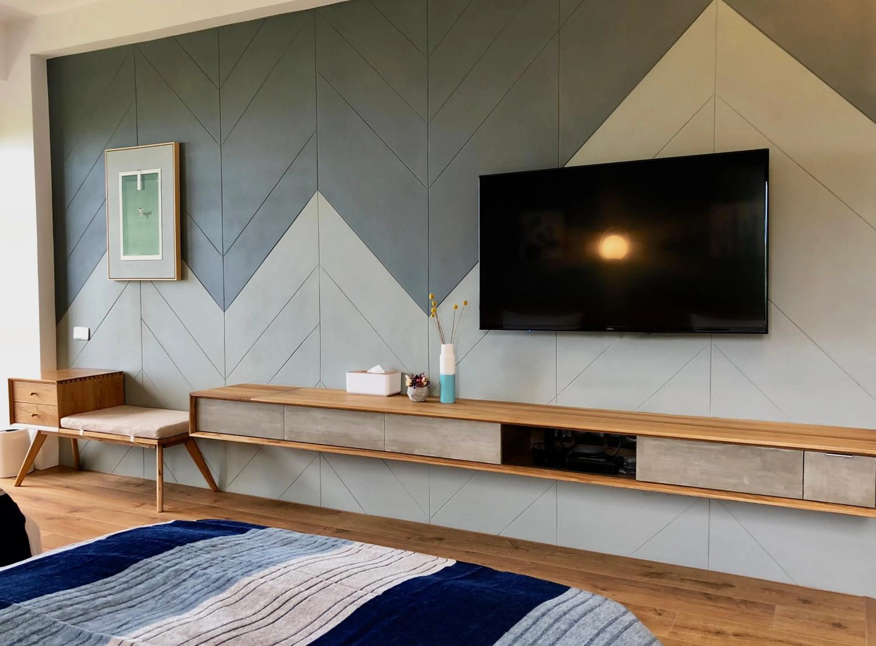 TV and multimedia, Bed in Hotel Everyday Life