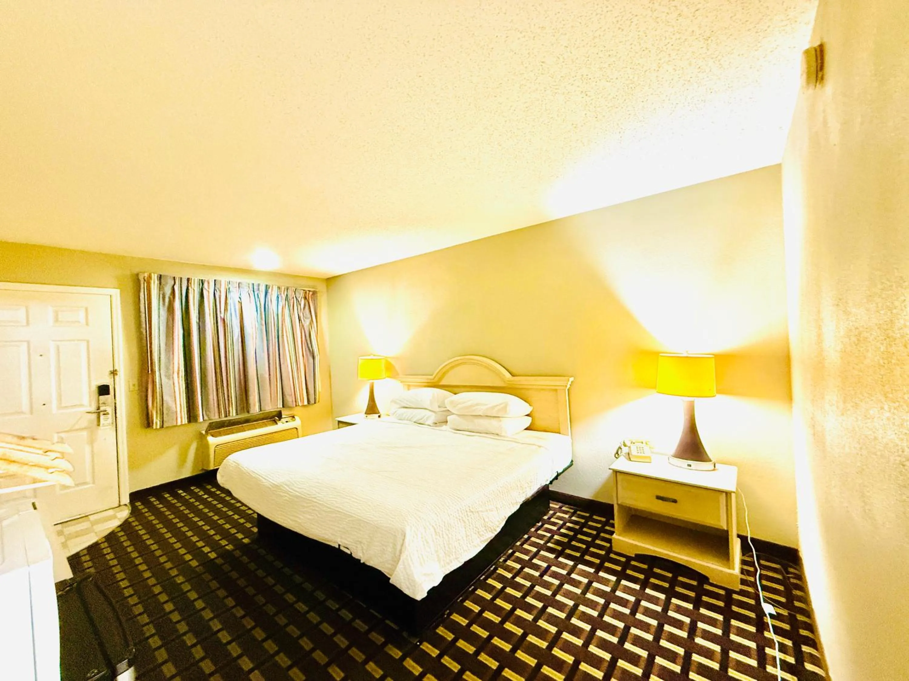 Photo of the whole room, Bed in Travelodge by Wyndham-Thomasville AL
