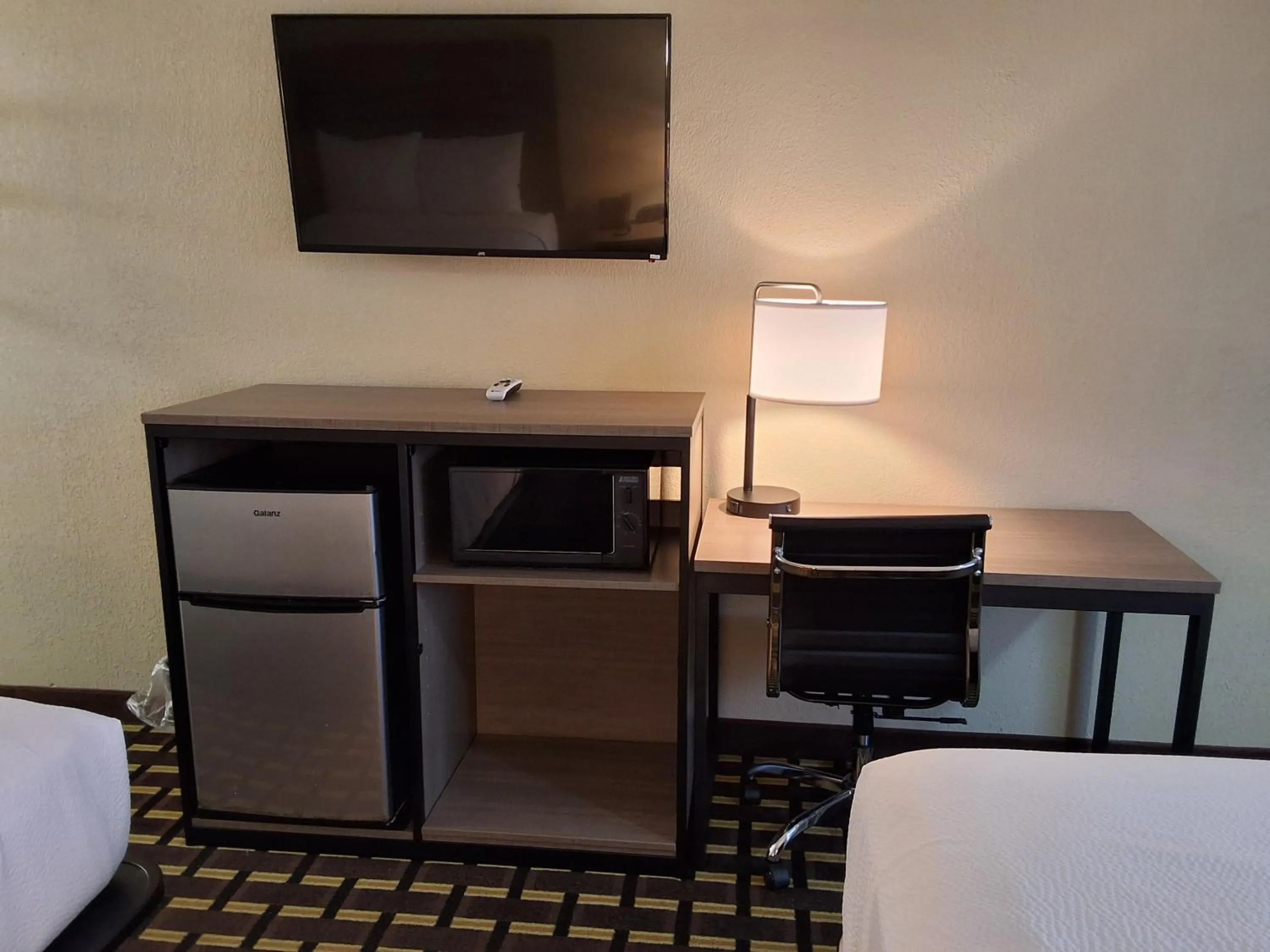 Bed in Travelodge by Wyndham-Thomasville AL