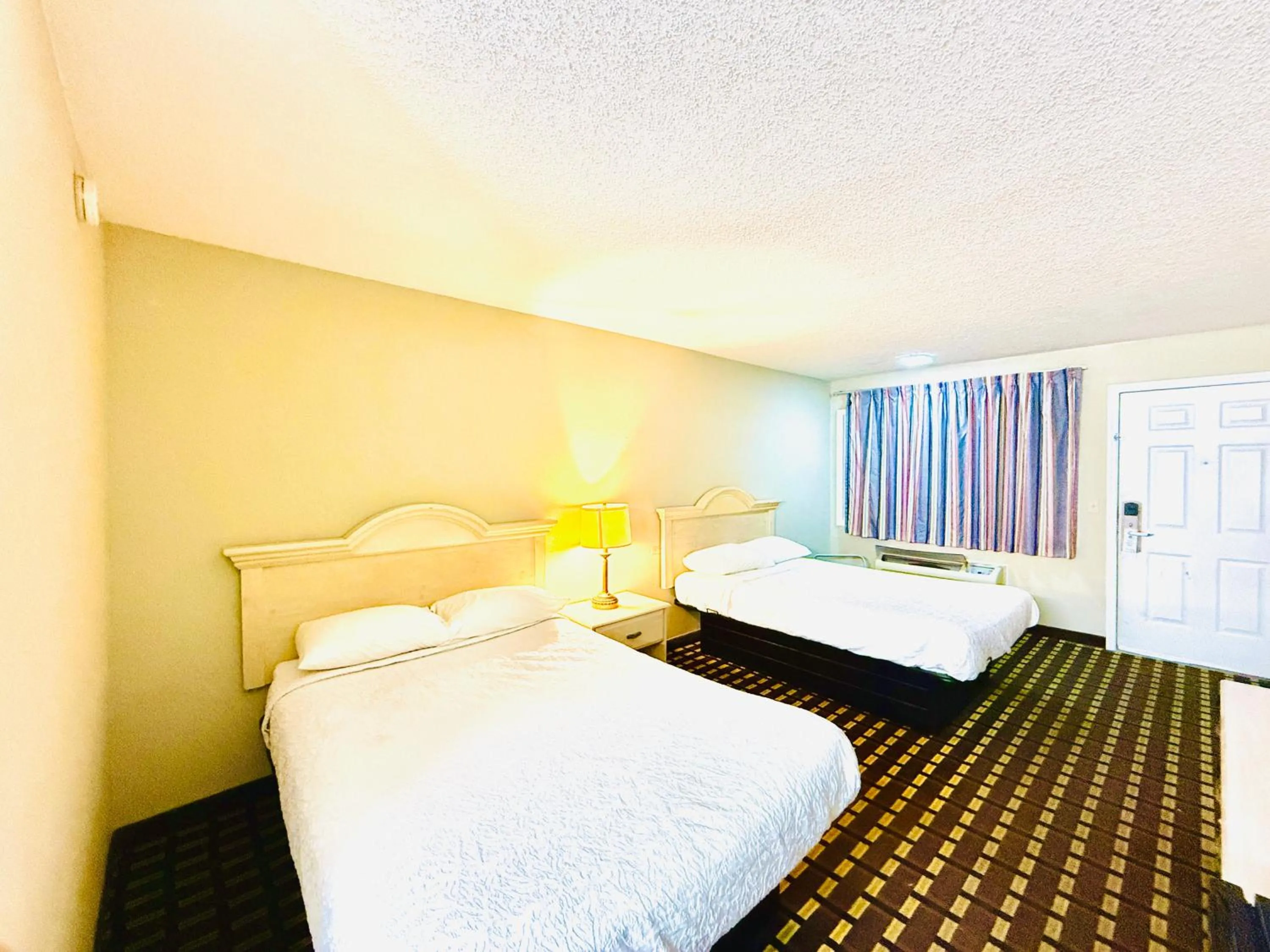 Bed in Travelodge by Wyndham-Thomasville AL