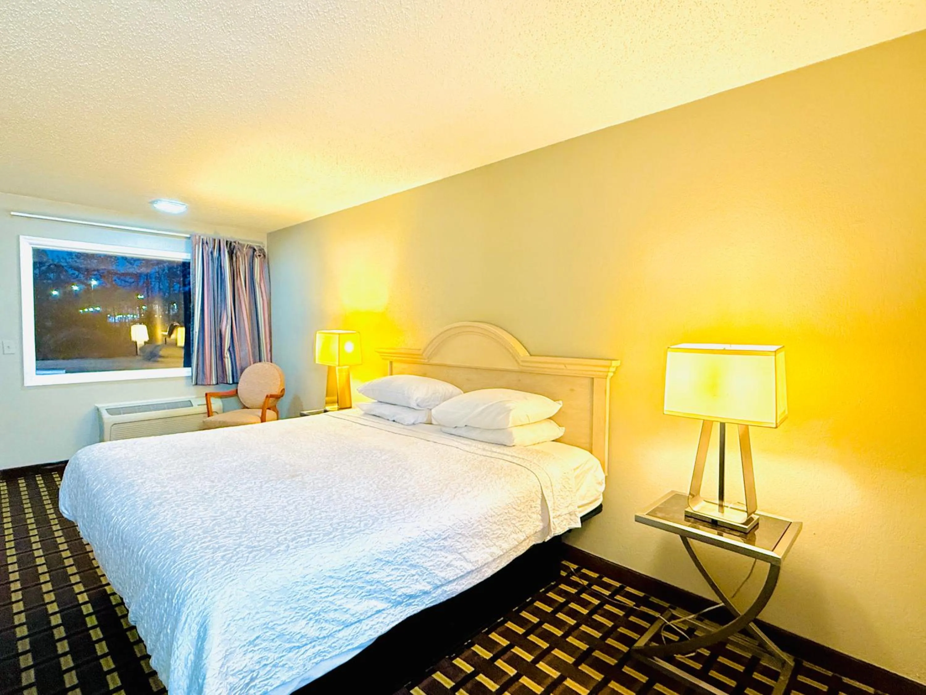 Bed in Travelodge by Wyndham-Thomasville AL