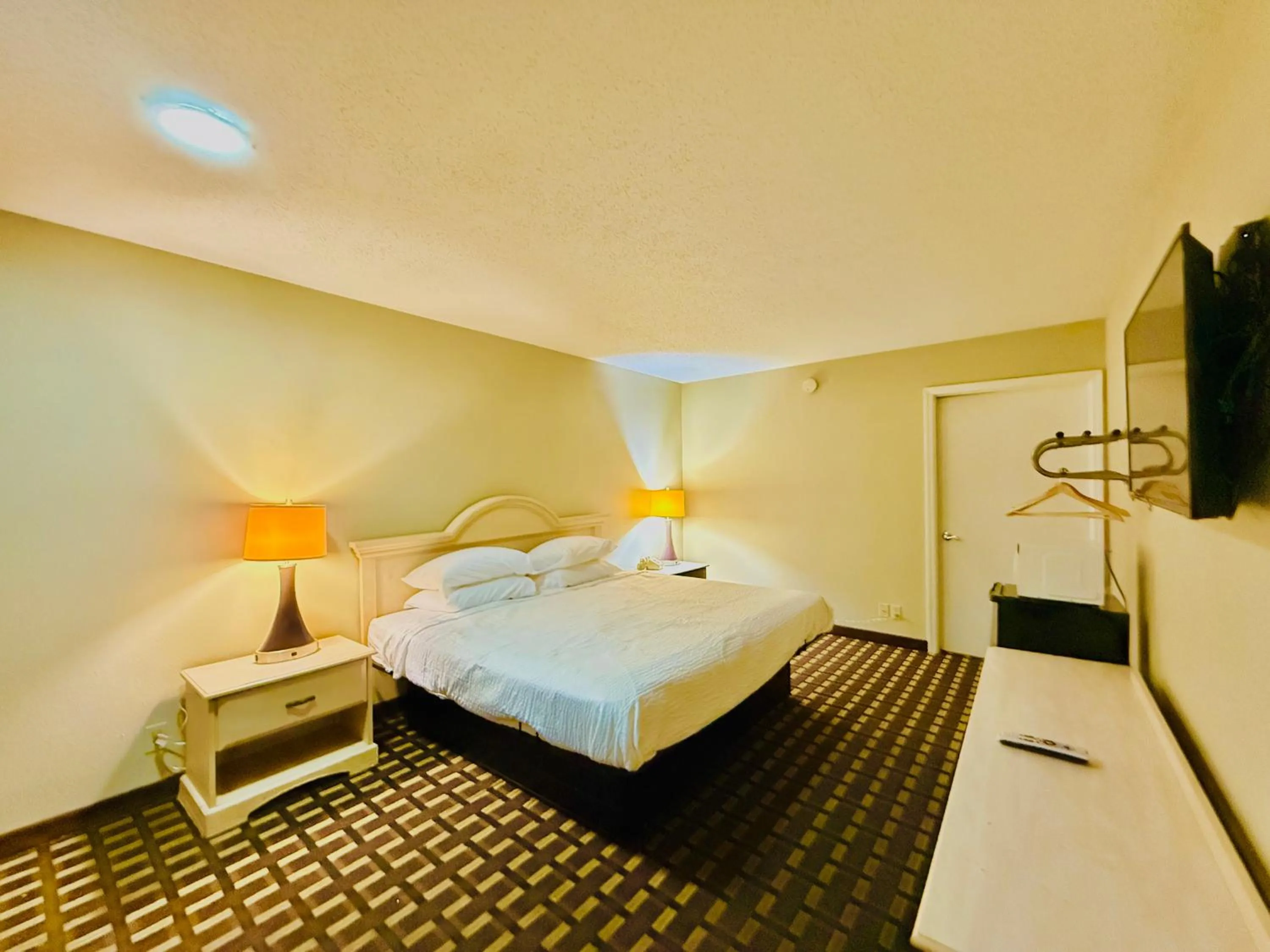 TV and multimedia, Bed in Travelodge by Wyndham-Thomasville AL