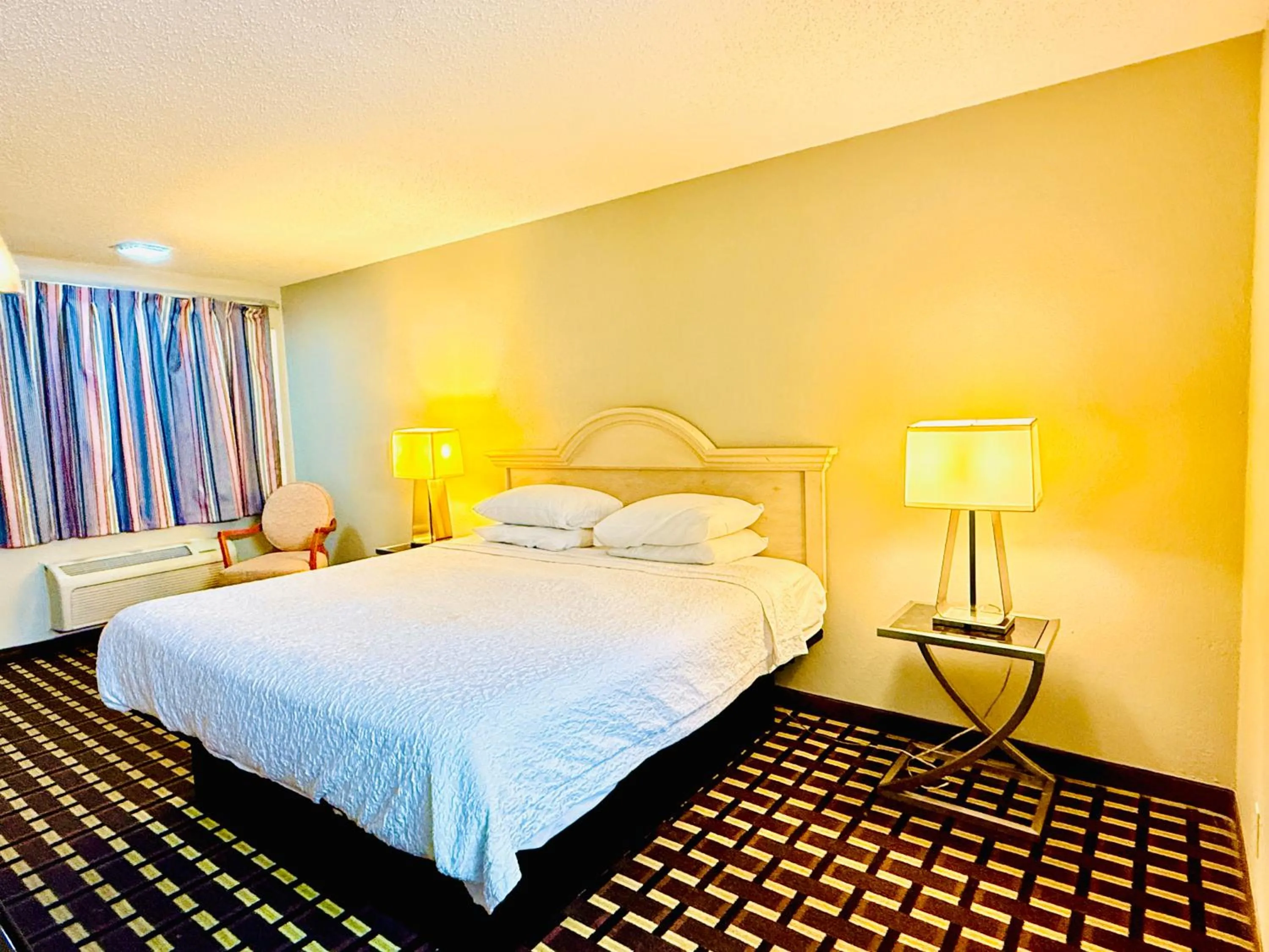 Bed in Travelodge by Wyndham-Thomasville AL