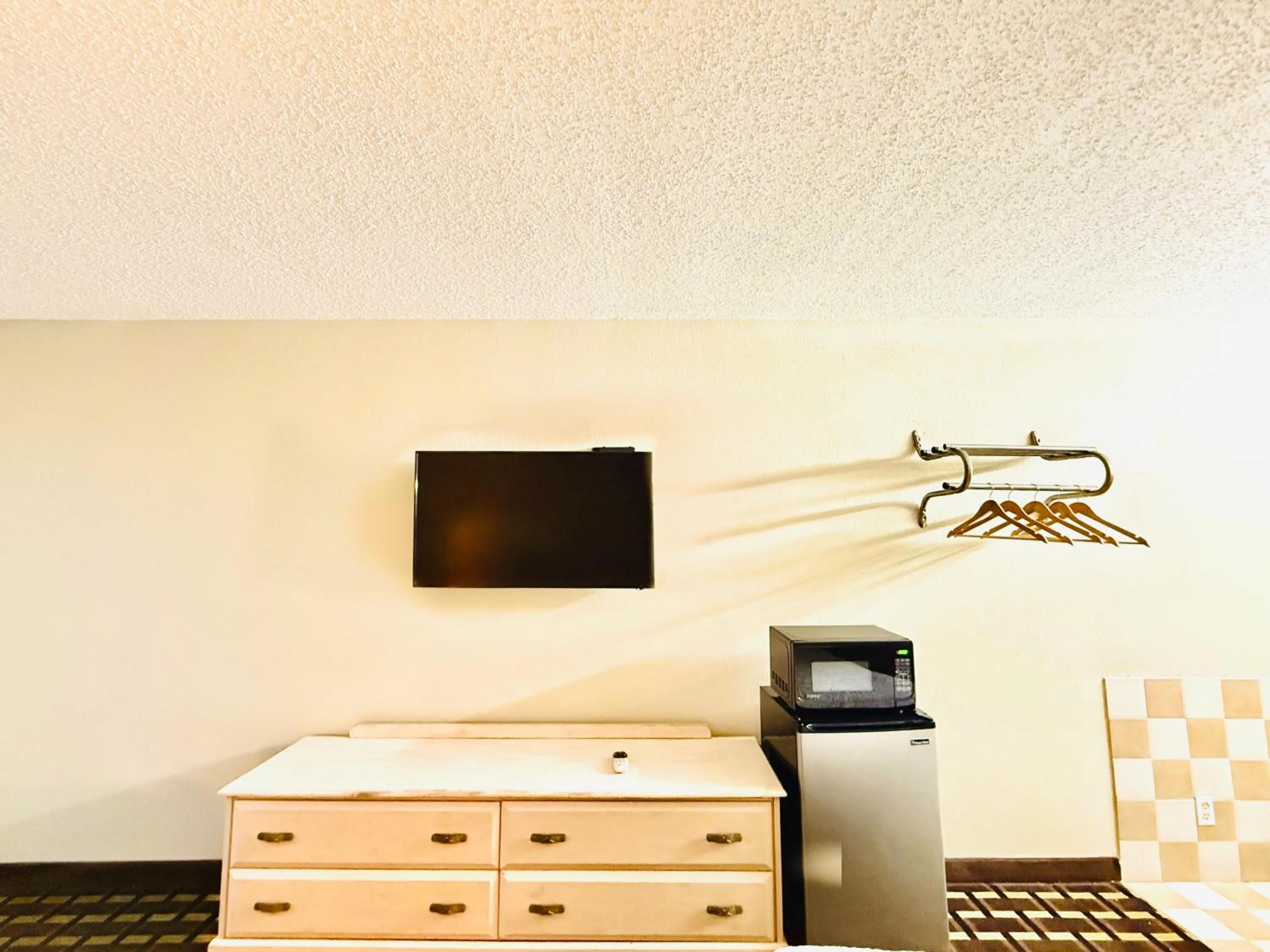 TV and multimedia in Travelodge by Wyndham-Thomasville AL