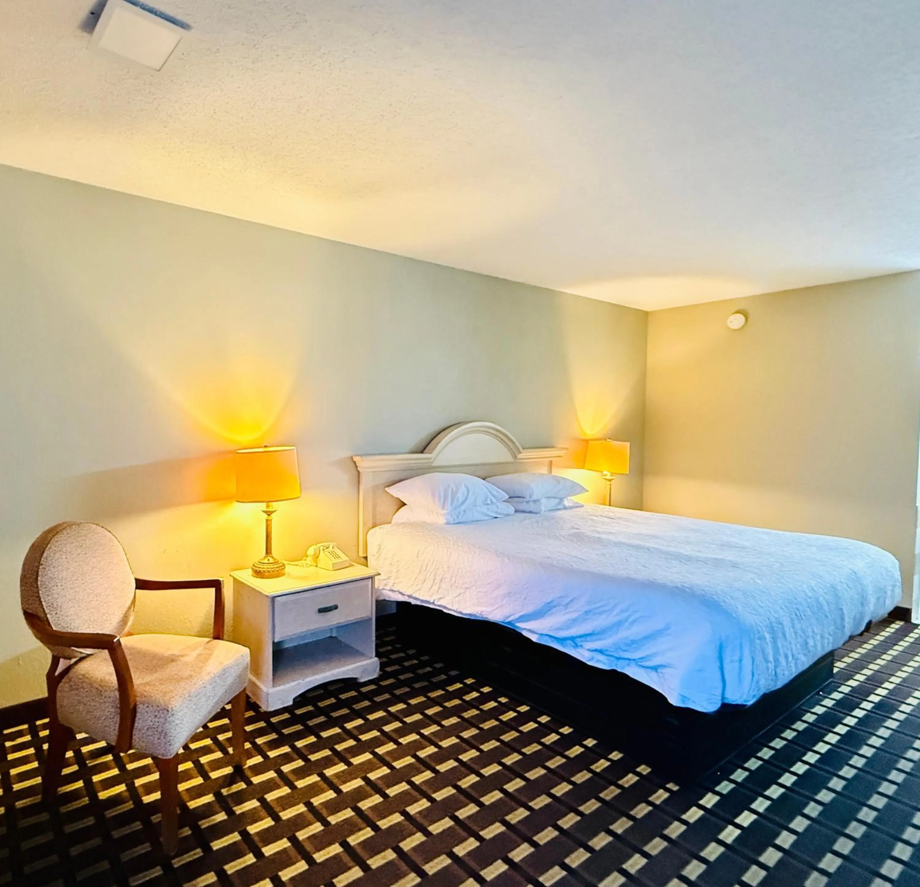 Bed in Travelodge by Wyndham-Thomasville AL