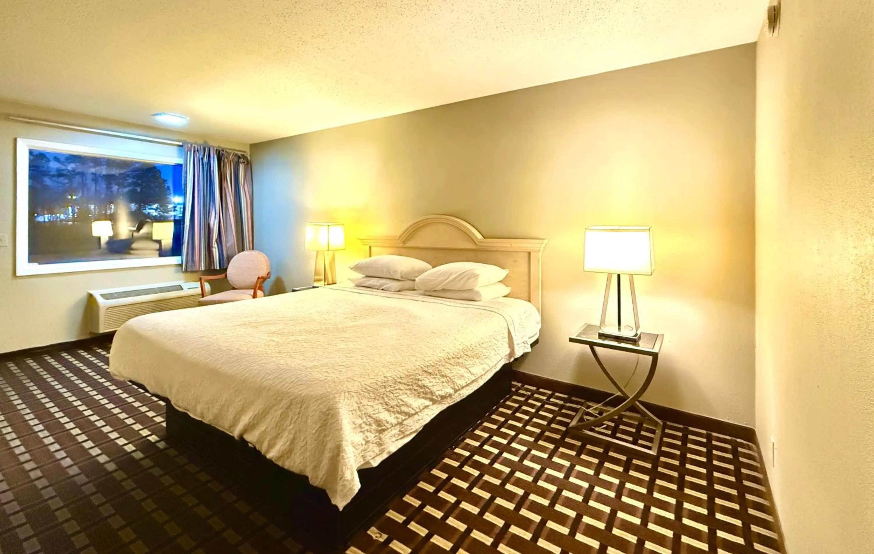 Bed in Travelodge by Wyndham-Thomasville AL