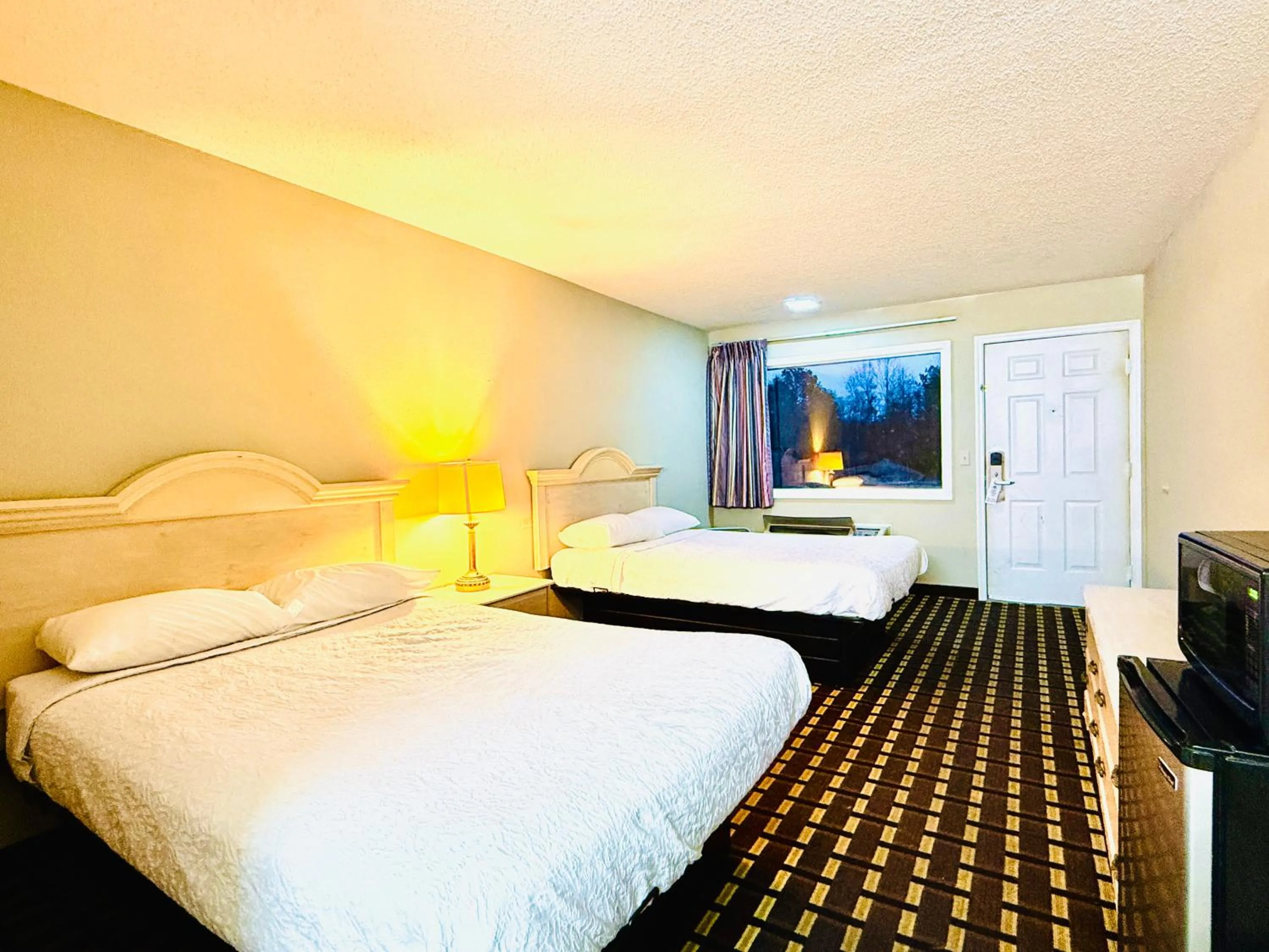 Bedroom, Bed in Travelodge by Wyndham-Thomasville AL