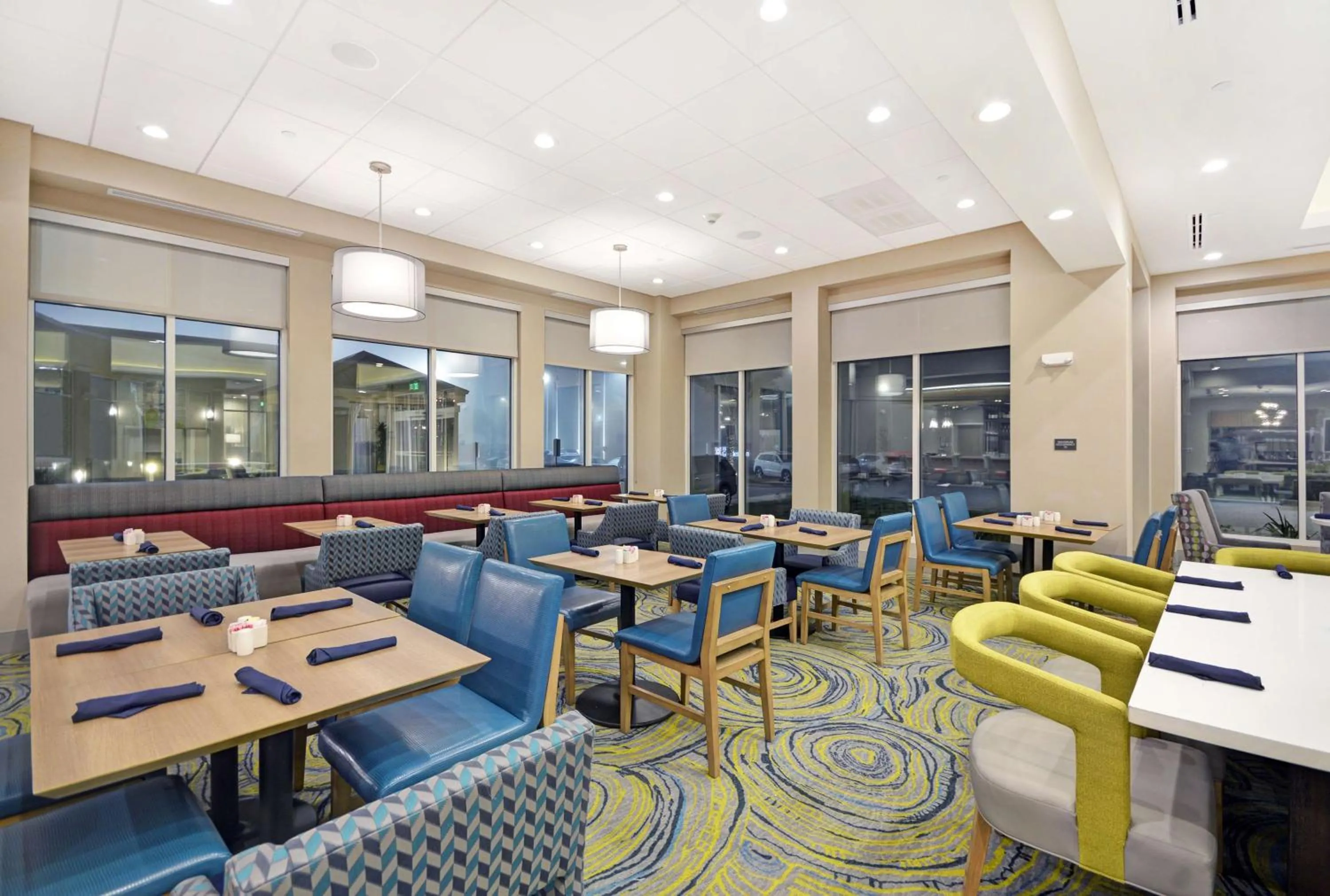 Dining area in Hilton Garden Inn Houston Hobby Airport