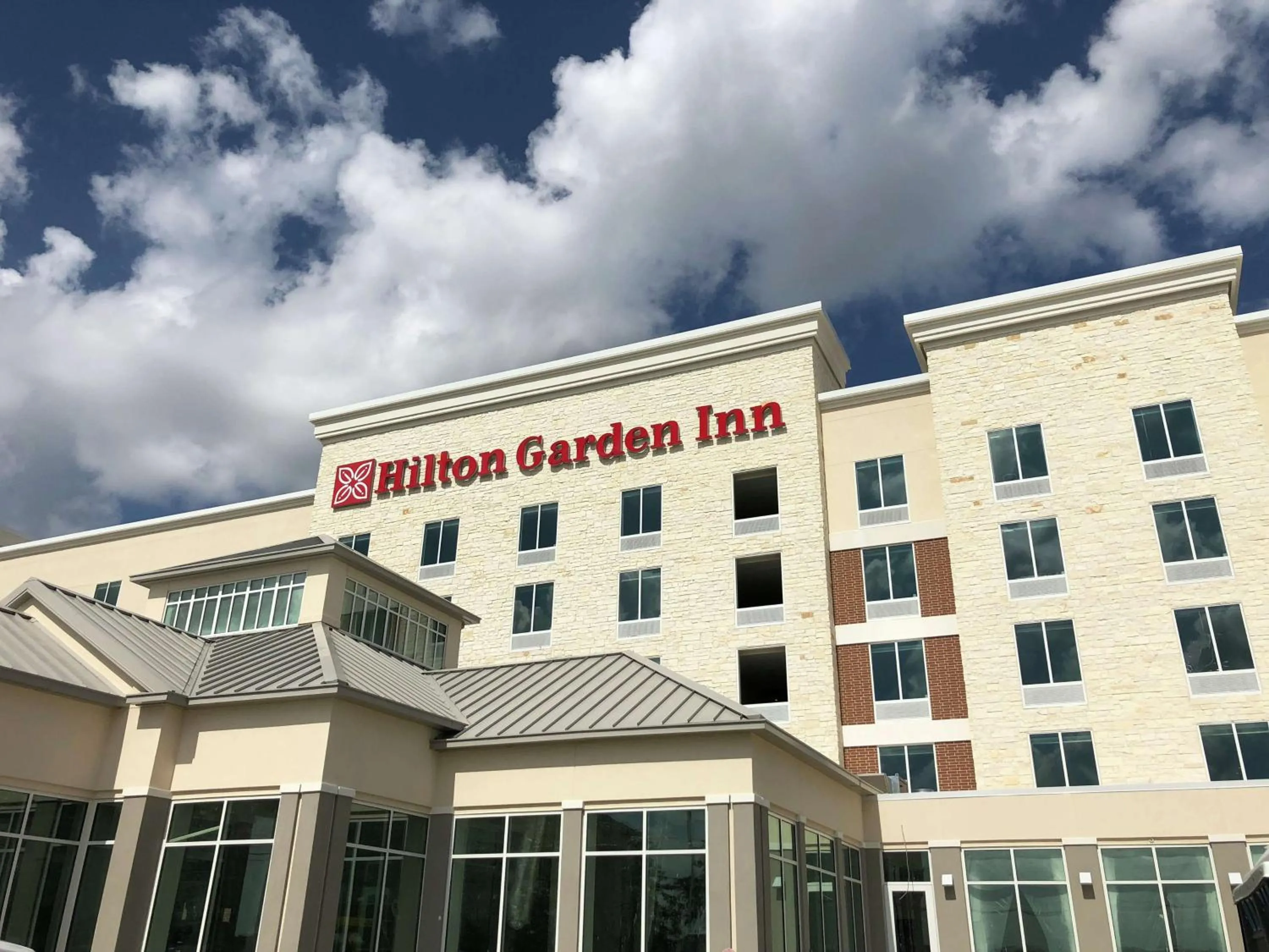 Property building in Hilton Garden Inn Houston Hobby Airport