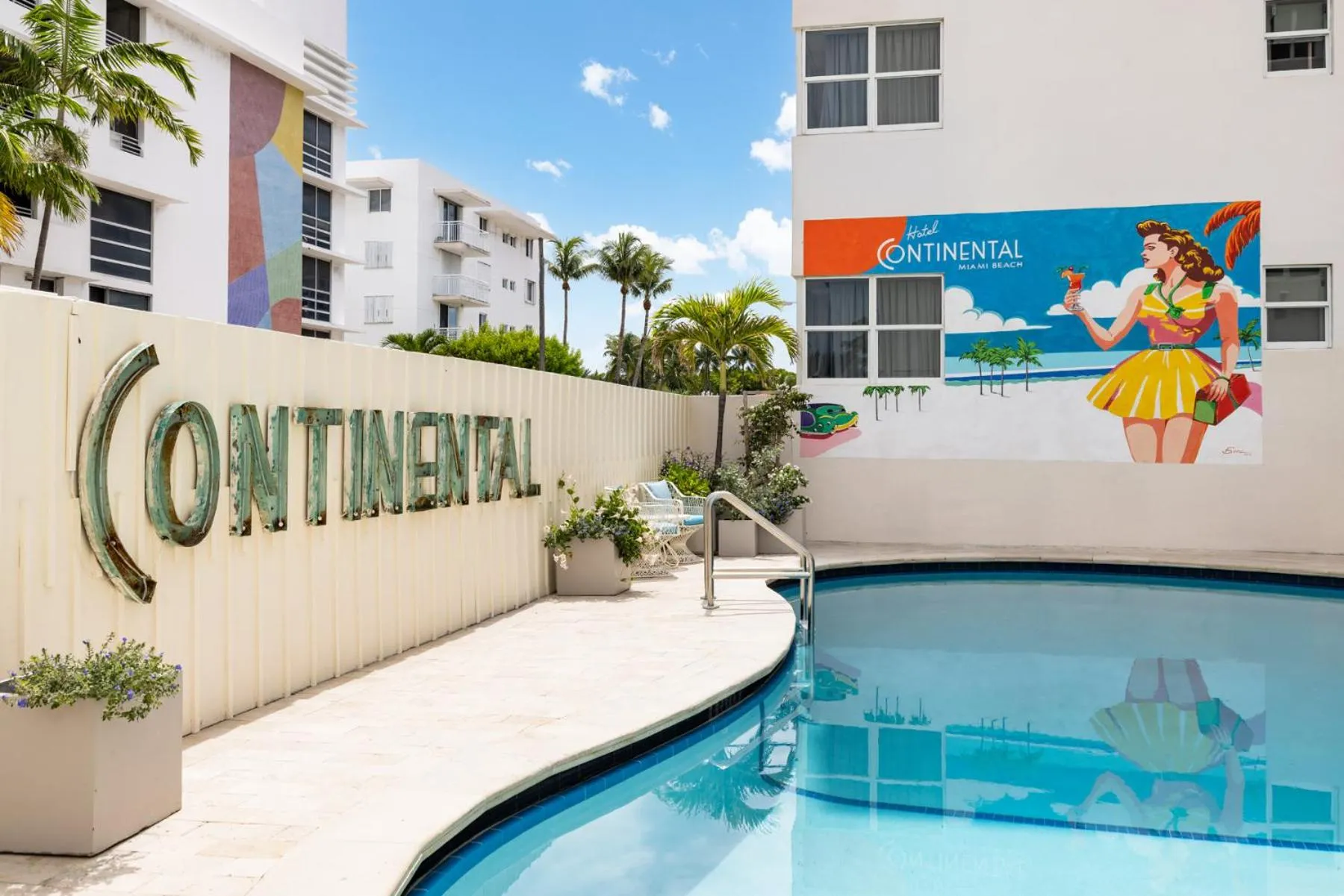 Swimming pool in Hotel Continental Miami Beach, Tapestry Collection by Hilton