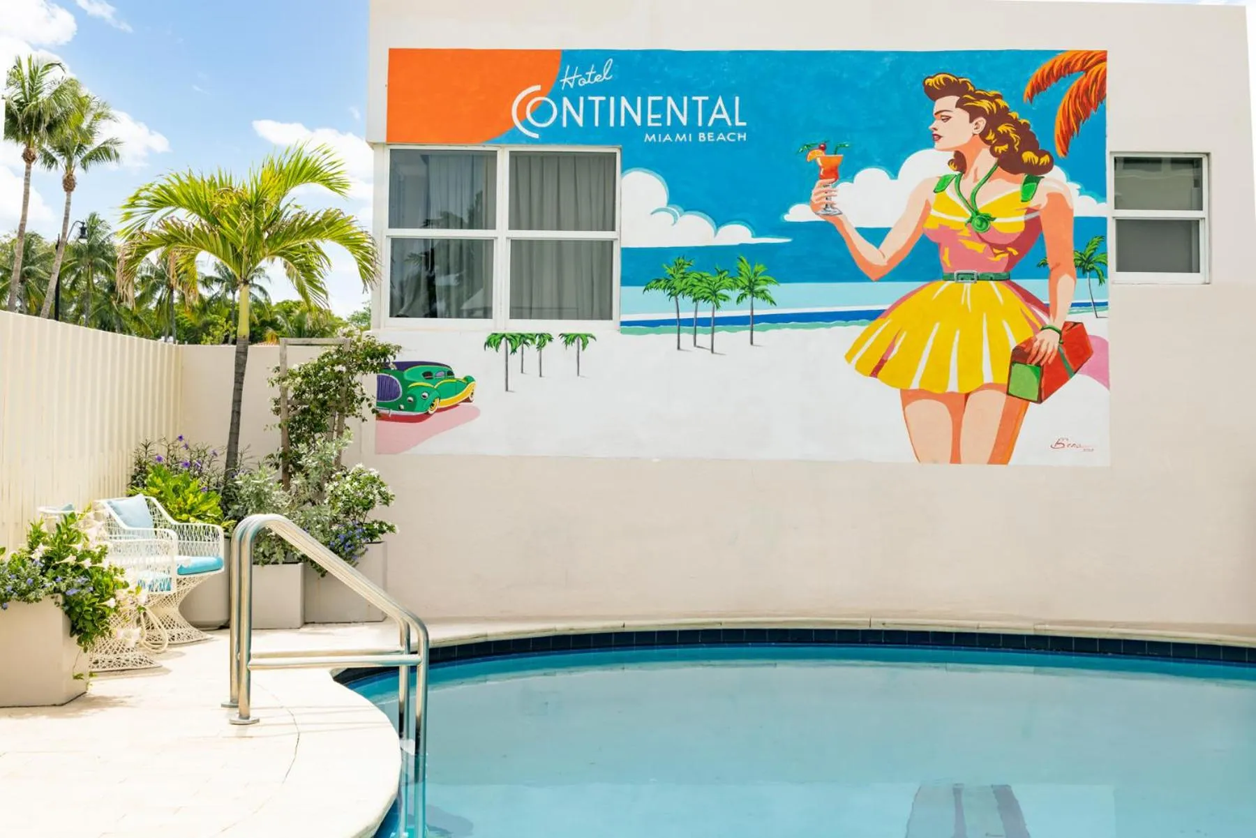 Swimming pool in Hotel Continental Miami Beach, Tapestry Collection by Hilton