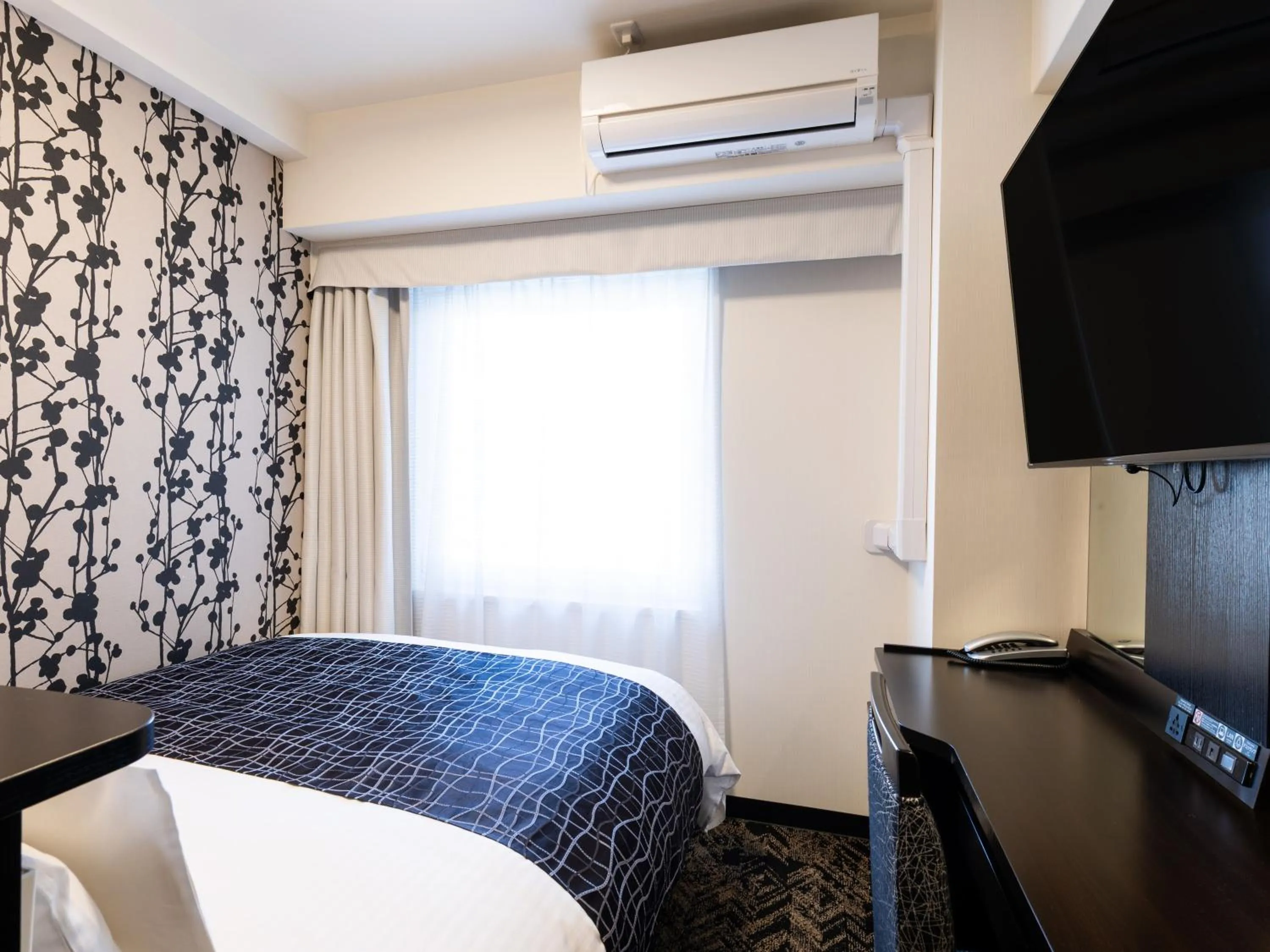 Bedroom, Bed in APA Hotel Osaka Tanimachi 4chome Ekimae