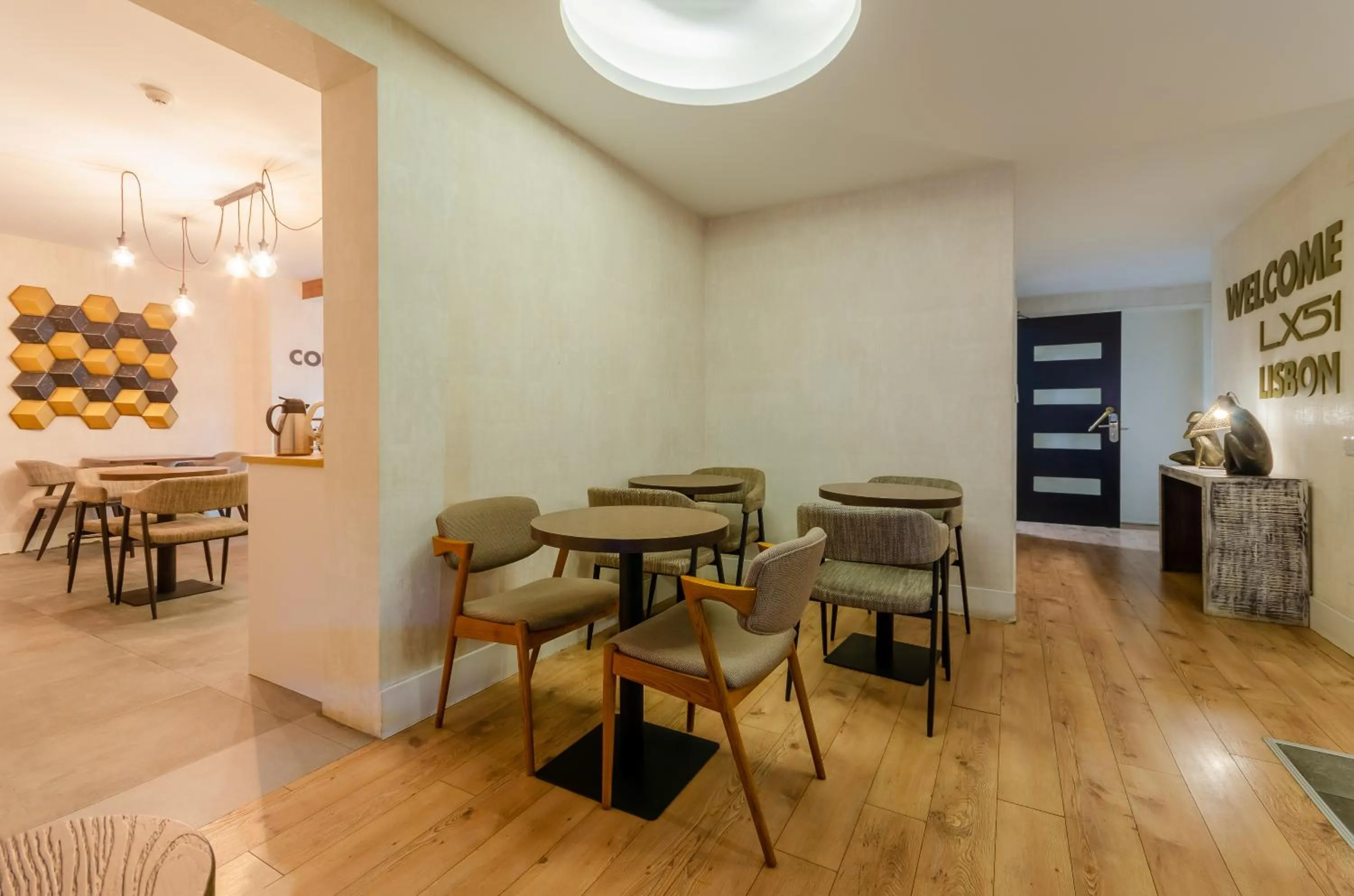 Living room in LX51 Studios & Suites by APT IIN - Lisbon Center