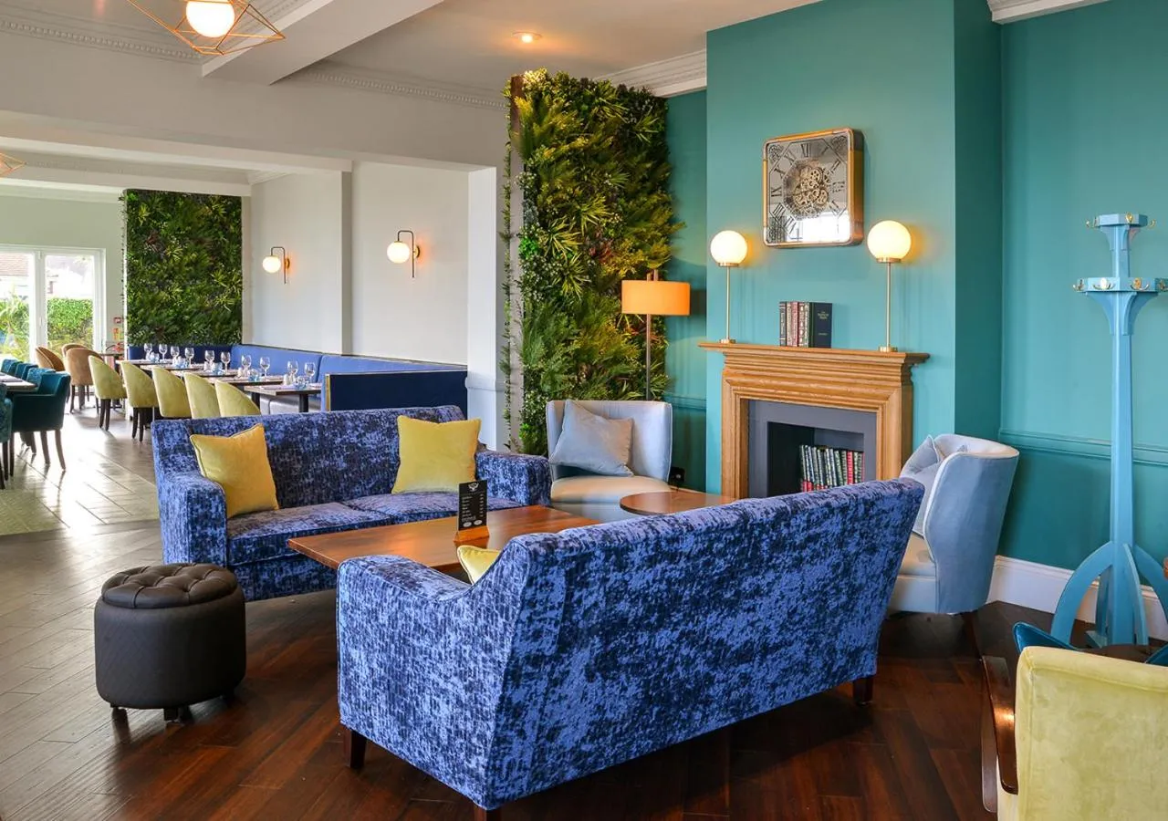 Lounge or bar in Kingscliff Hotel Holland on Sea