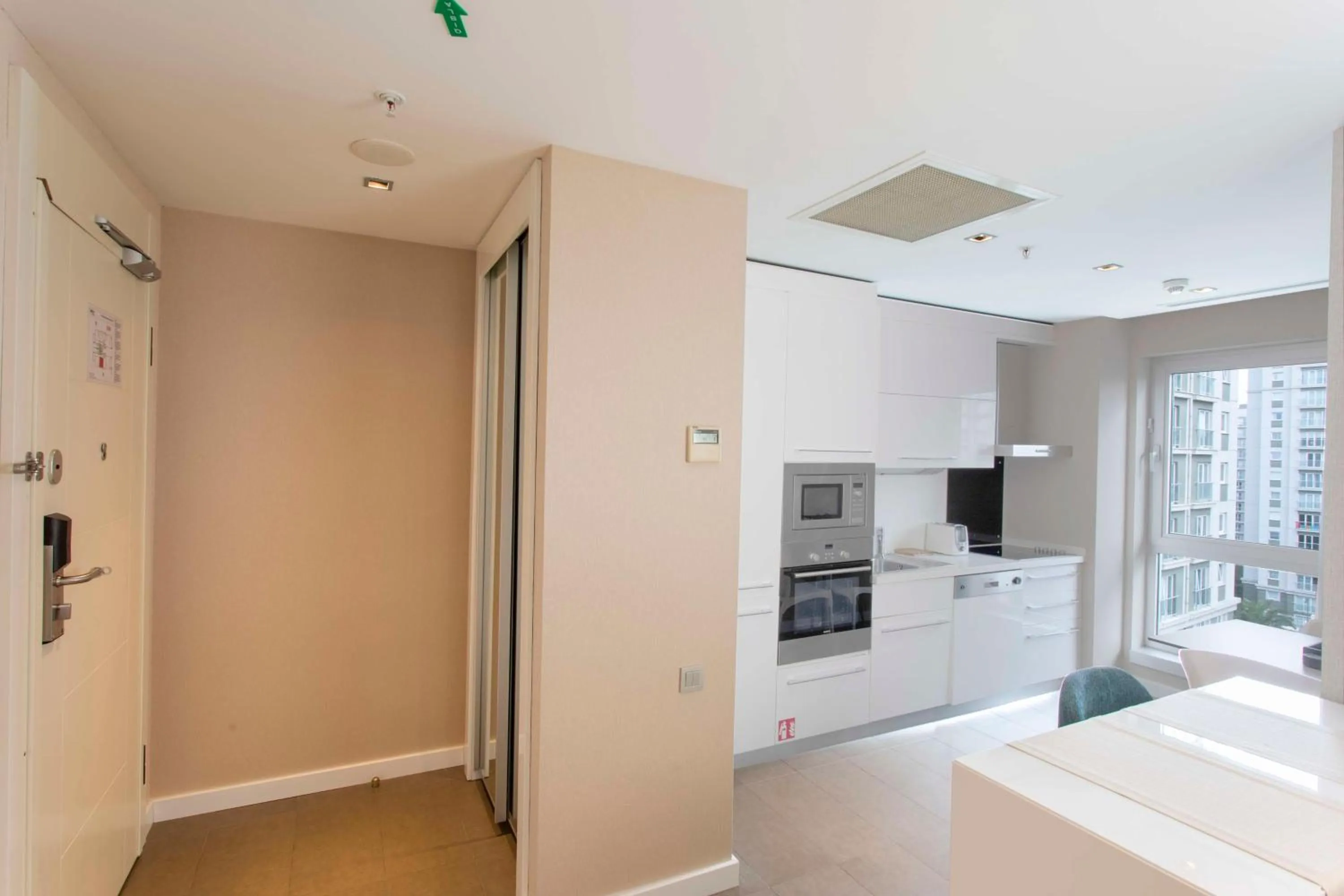 Kitchen or kitchenette, Bed in Radisson Residences Avrupa TEM Istanbul