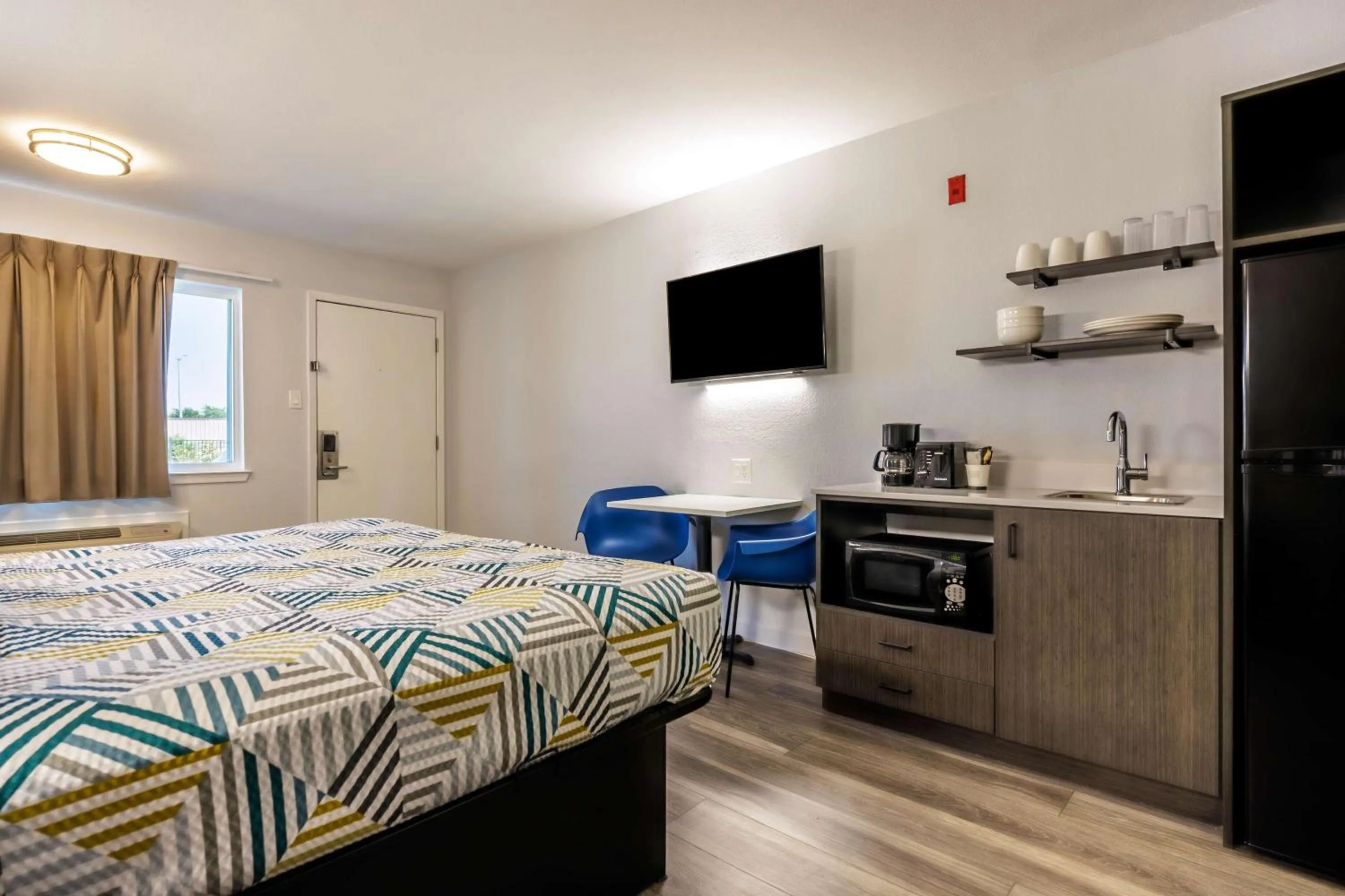 Photo of the whole room, Bed in Studio 6 Fort Worth, TX - Stockyards East