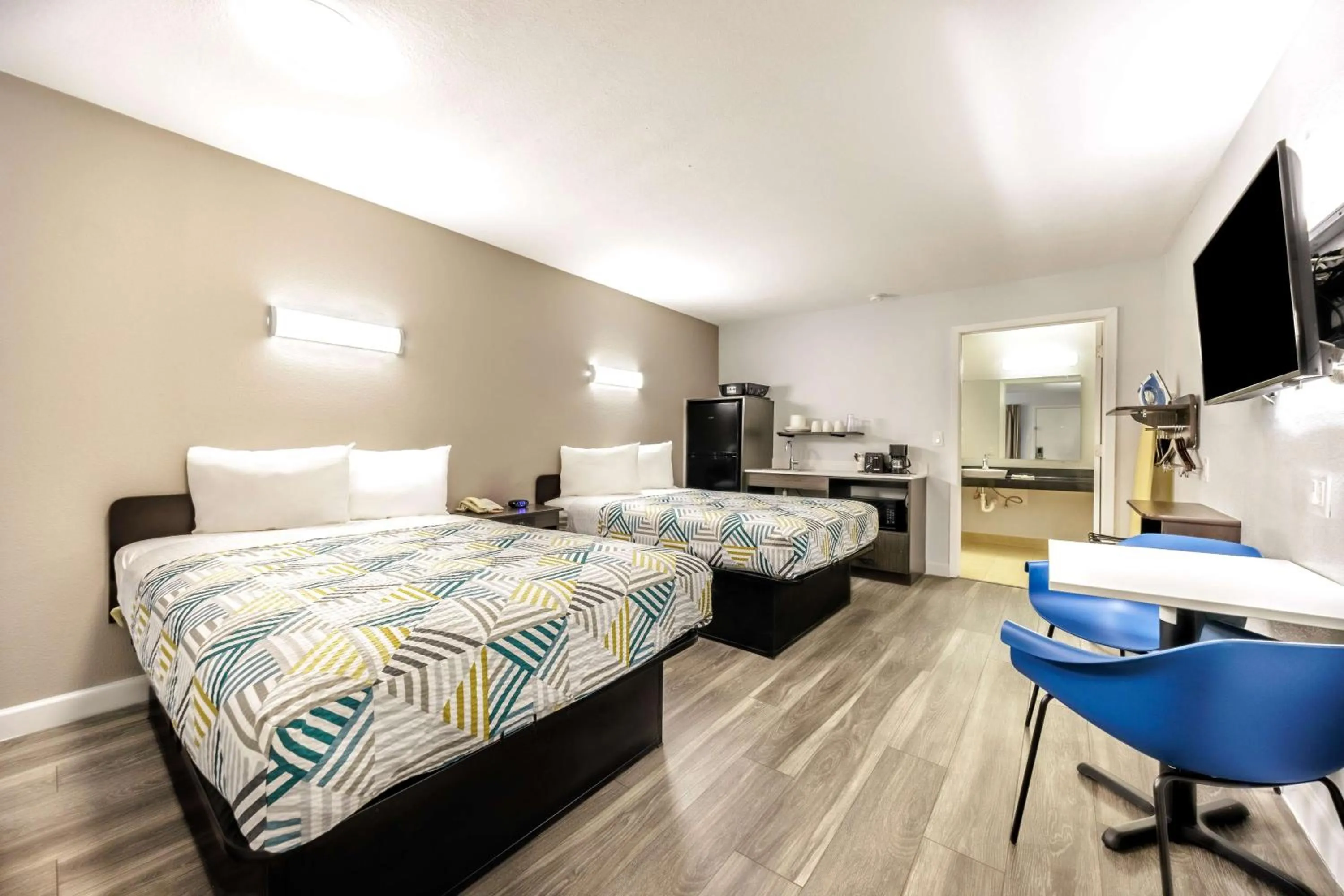 Photo of the whole room, Bed in Studio 6 Fort Worth, TX - Stockyards East