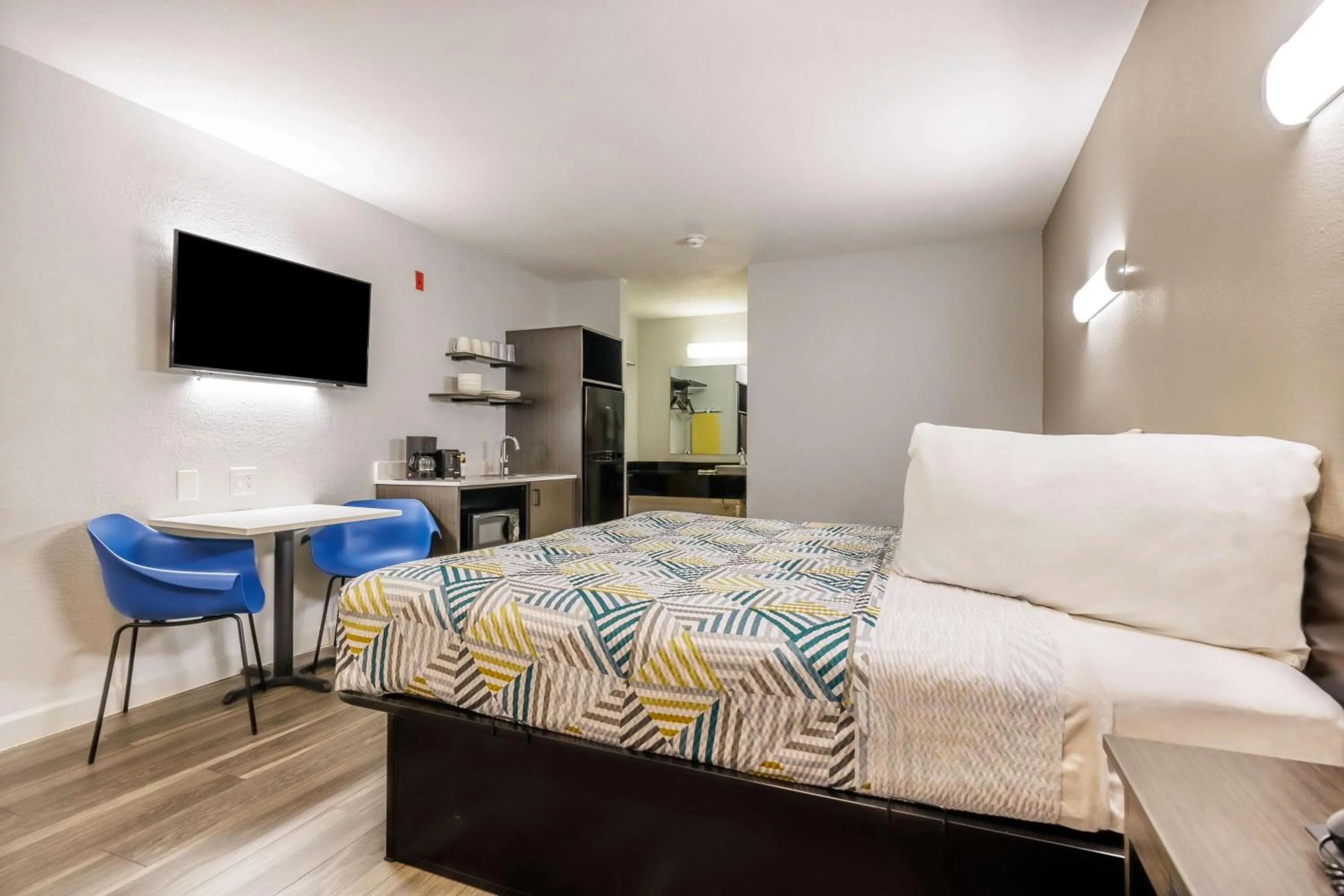 Photo of the whole room, Bed in Studio 6 Fort Worth, TX - Stockyards East