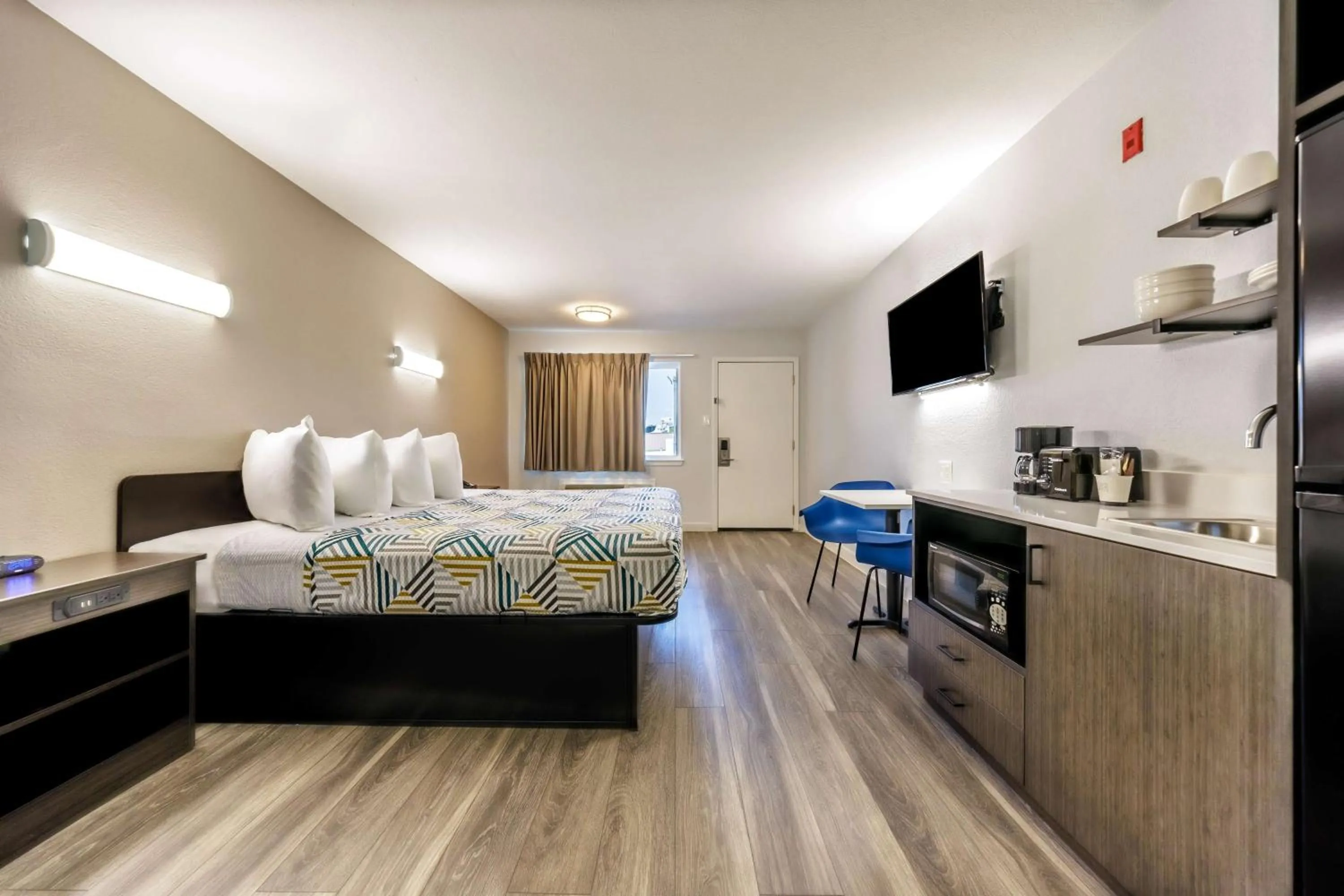 Photo of the whole room, Bed in Studio 6 Fort Worth, TX - Stockyards East