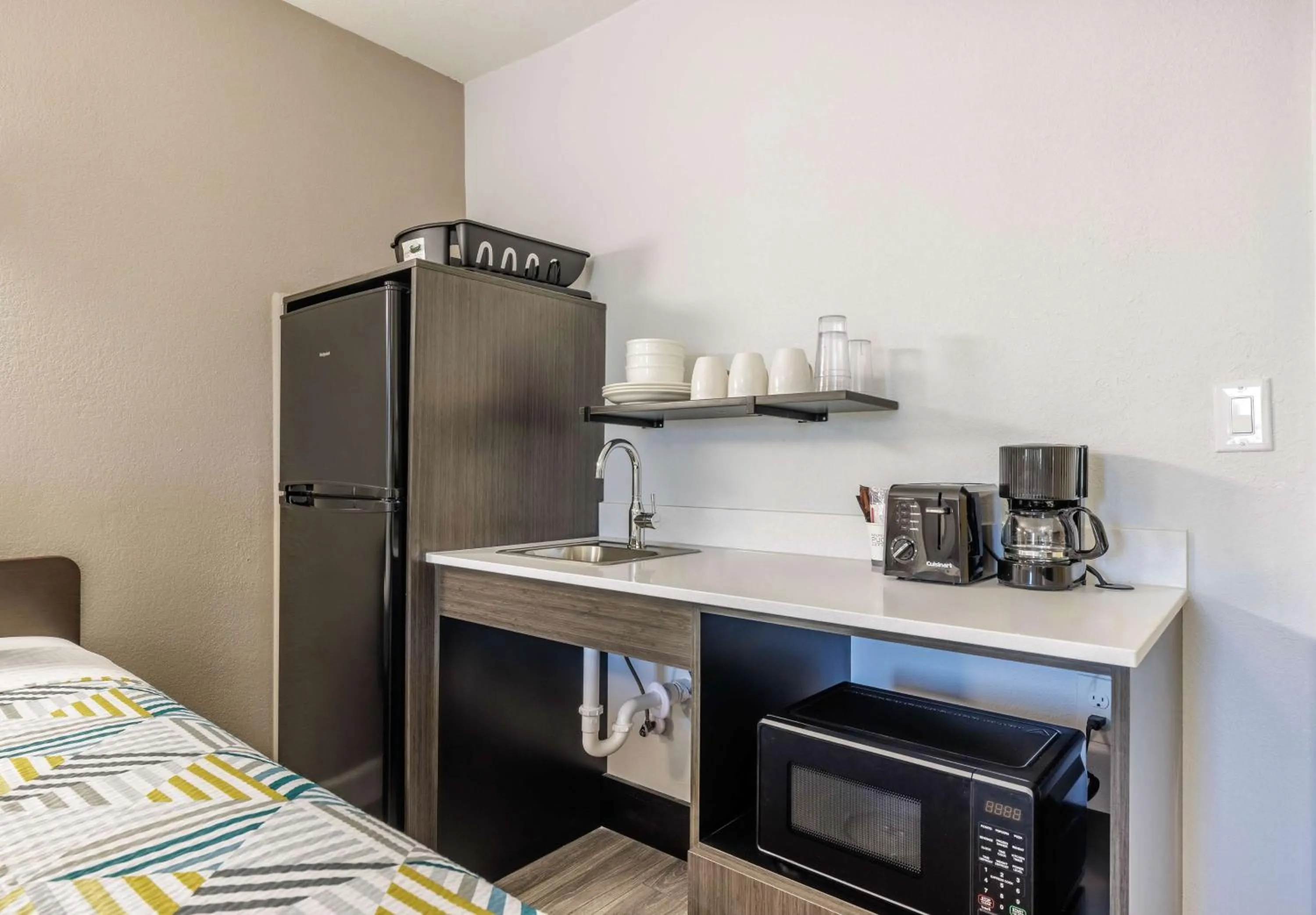 Photo of the whole room, Bed in Studio 6 Fort Worth, TX - Stockyards East