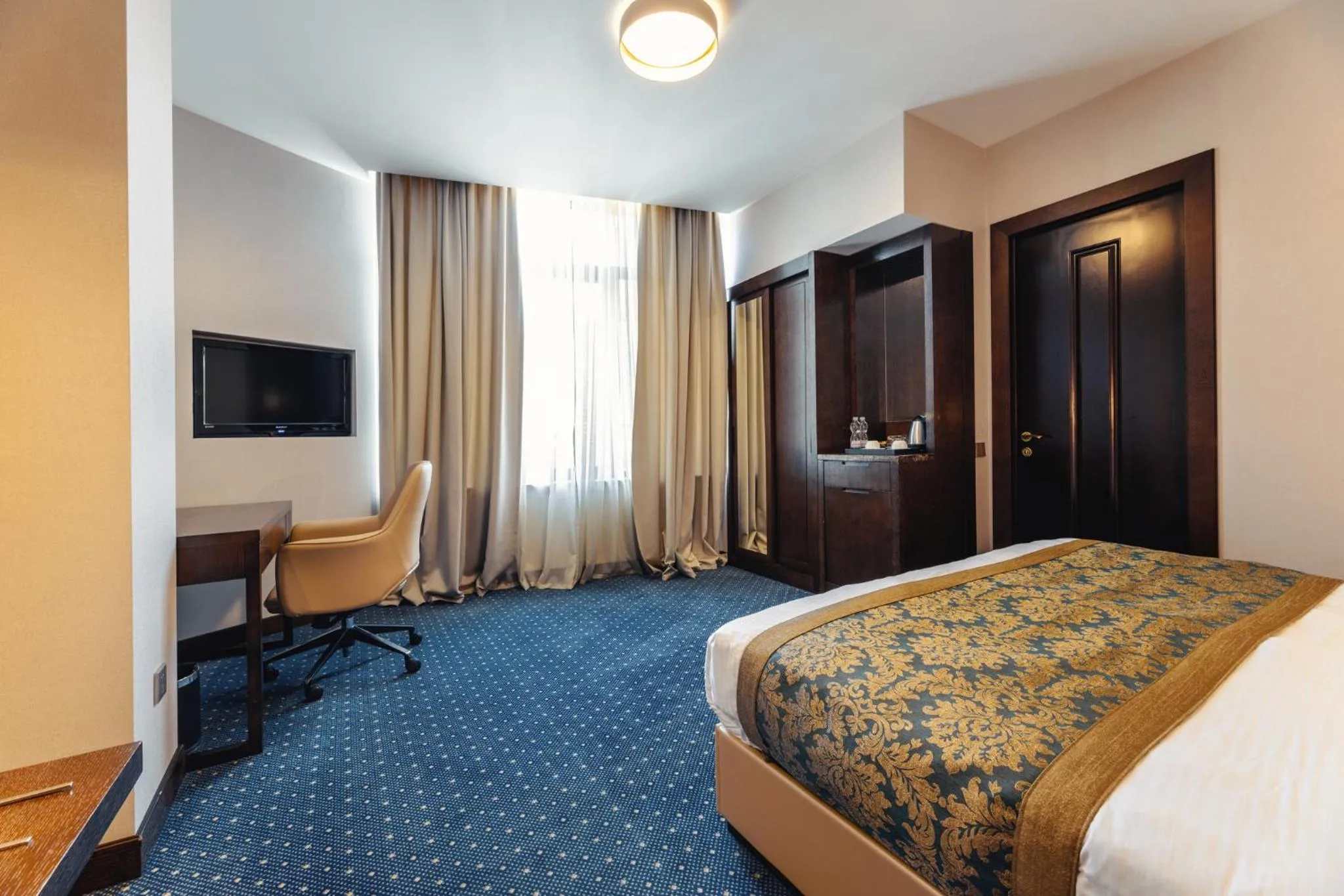 Bedroom, Bed in KMM Hotel