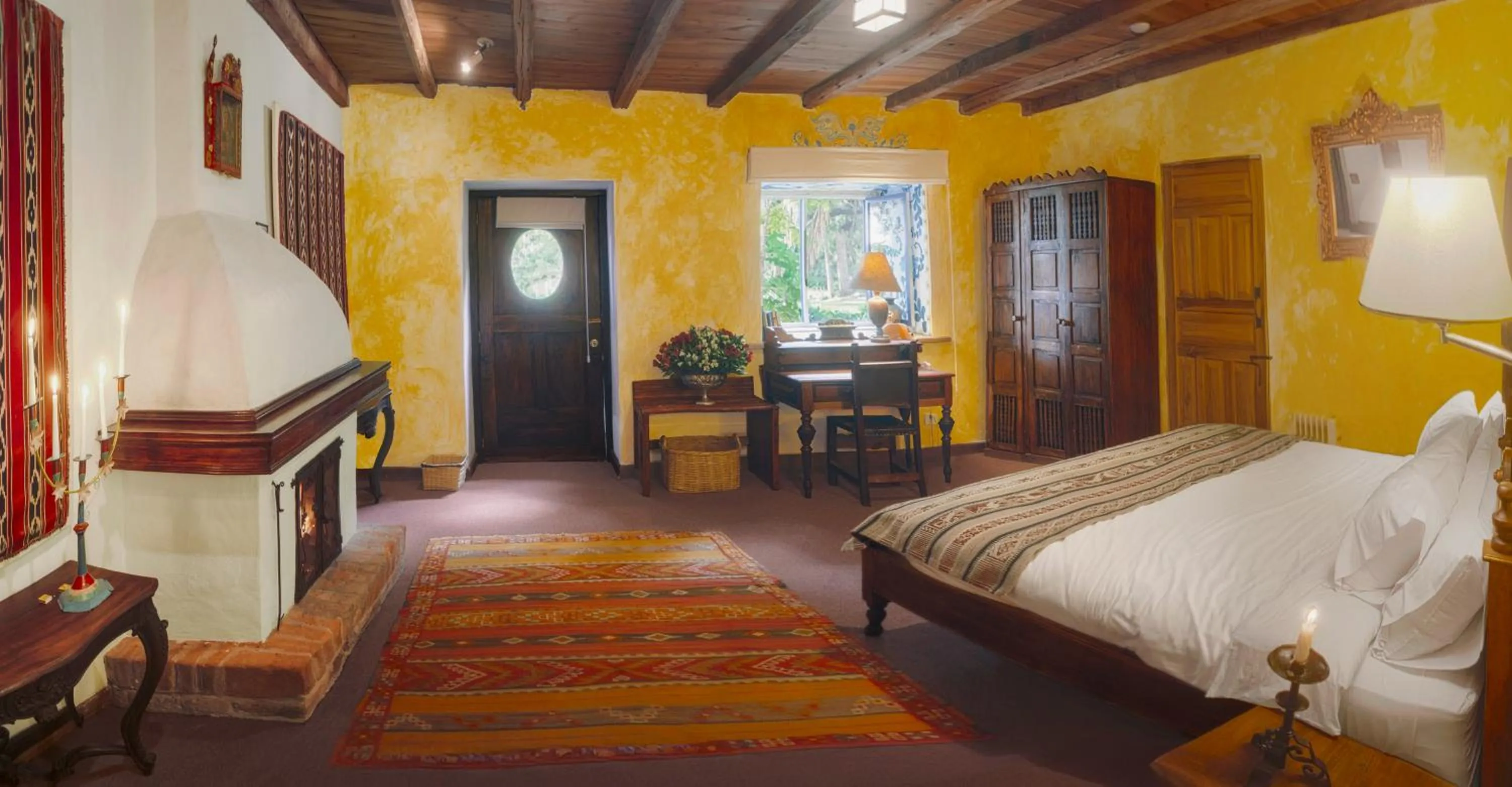 Photo of the whole room, Bed in Hacienda Cusin