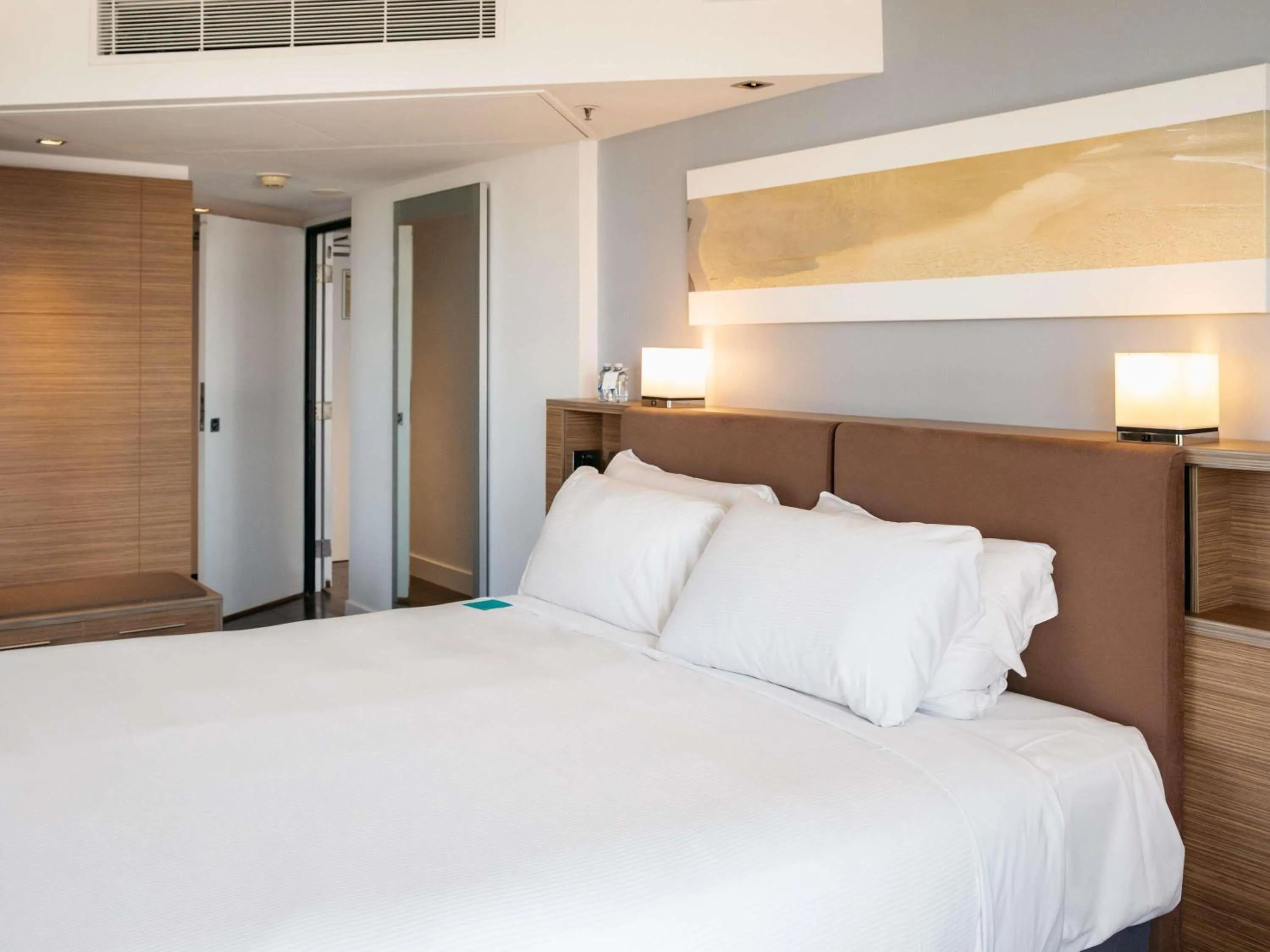 Bedroom, Bed in Sofitel Gold Coast Broadbeach