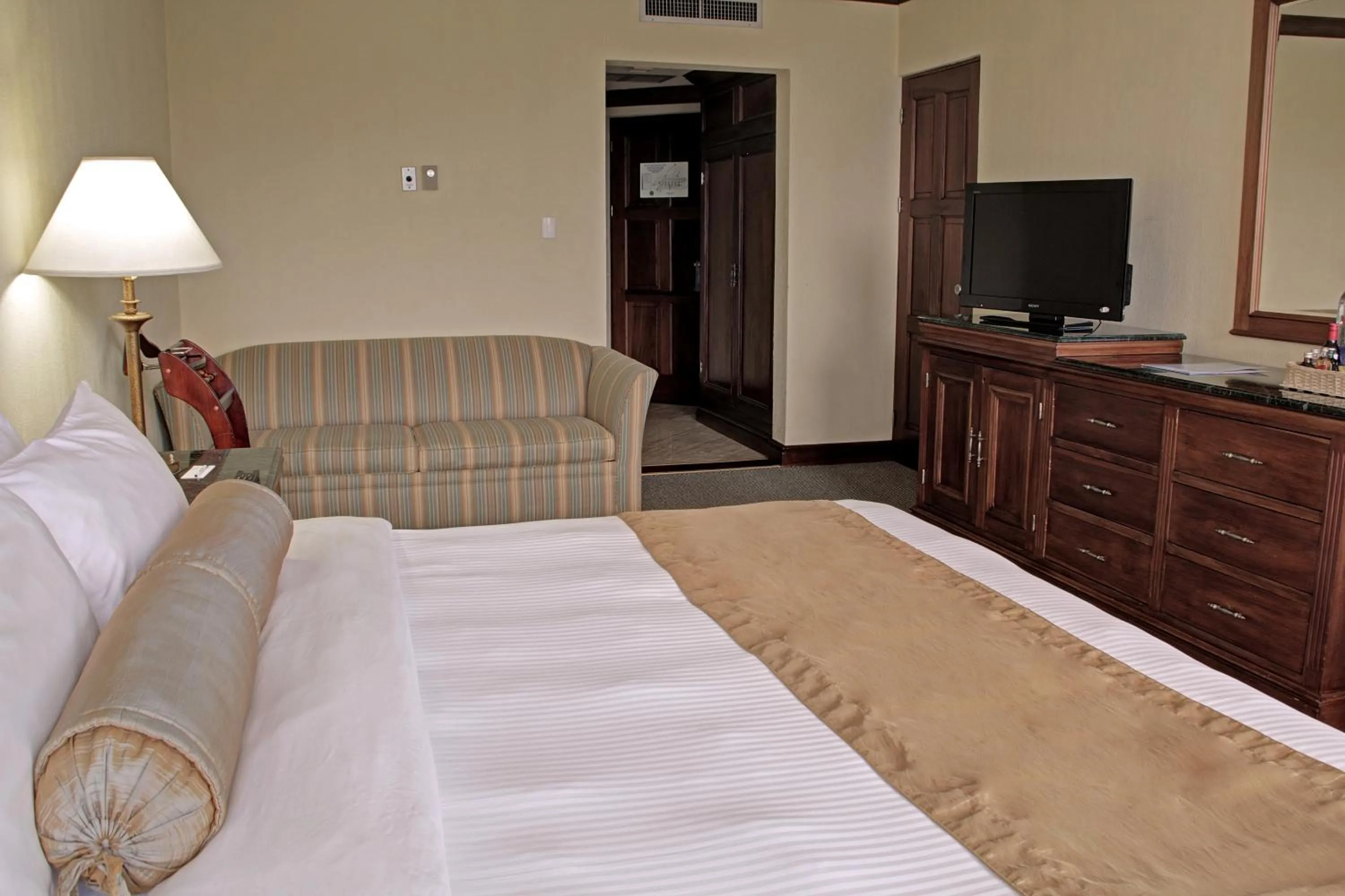 Bed in Wyndham San Jose Herradura