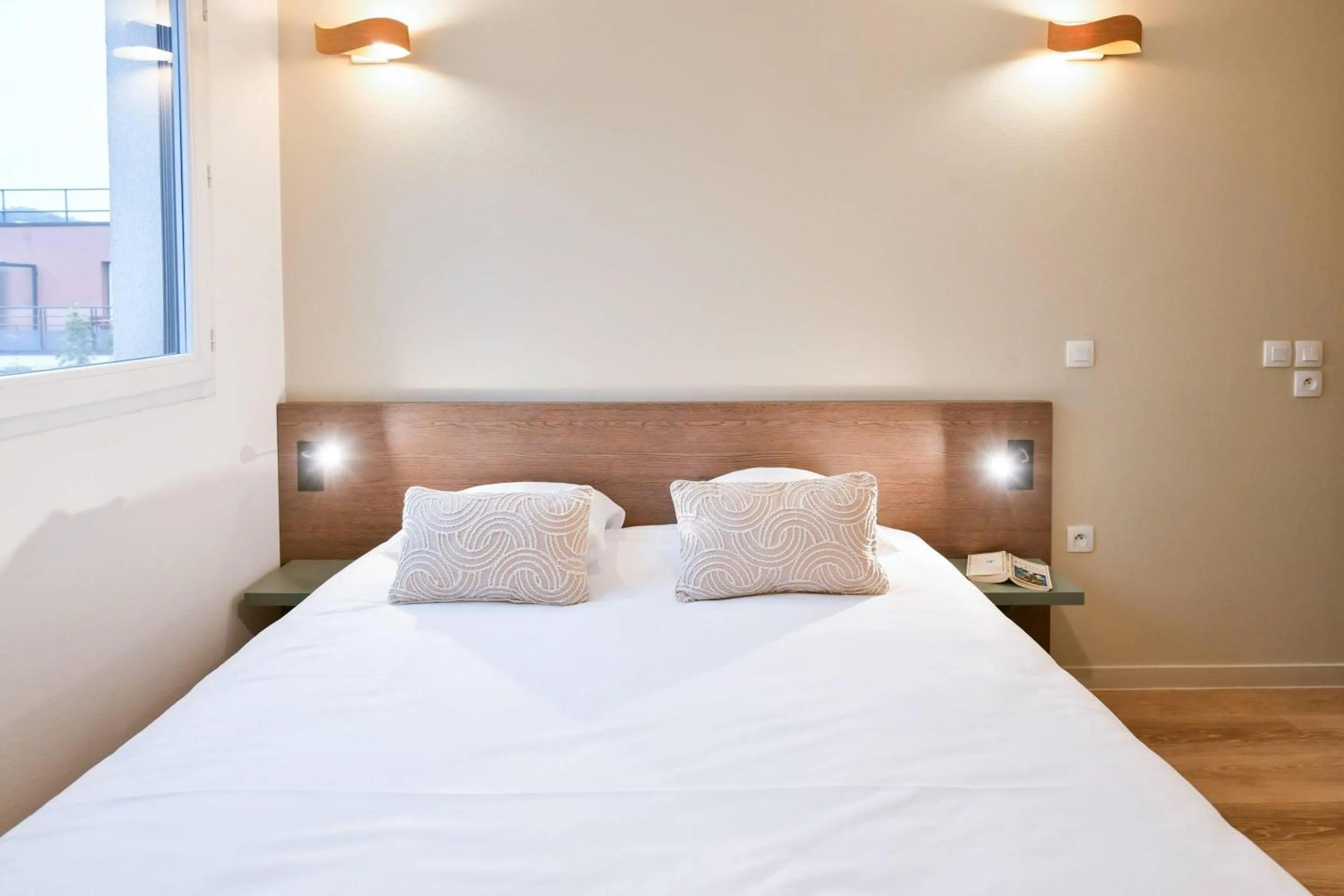 Bedroom, Bed in Comfort Aparthotel Versailles, St Cyr l'Ecole