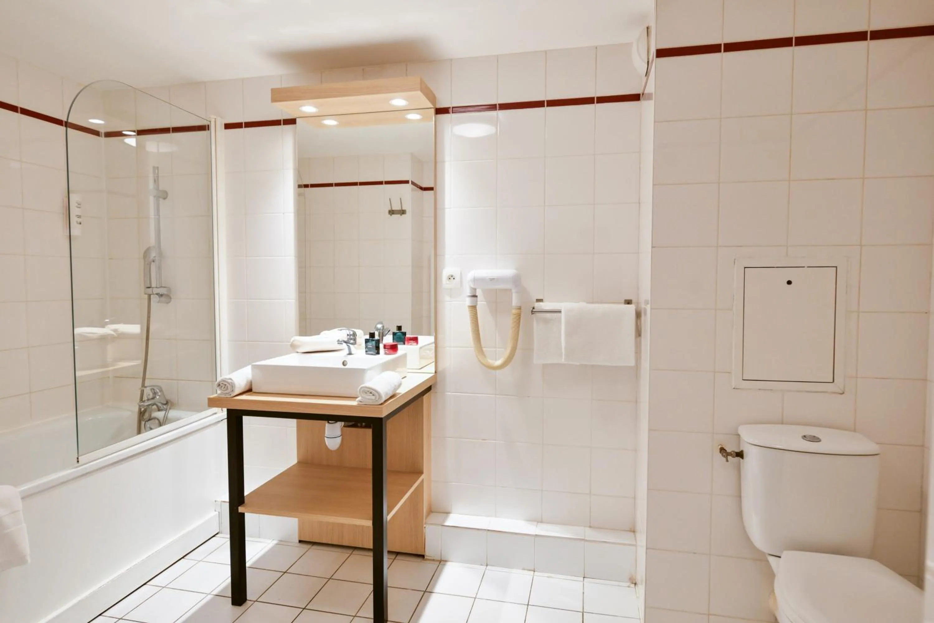 Bathroom in Comfort Aparthotel Versailles, St Cyr l'Ecole