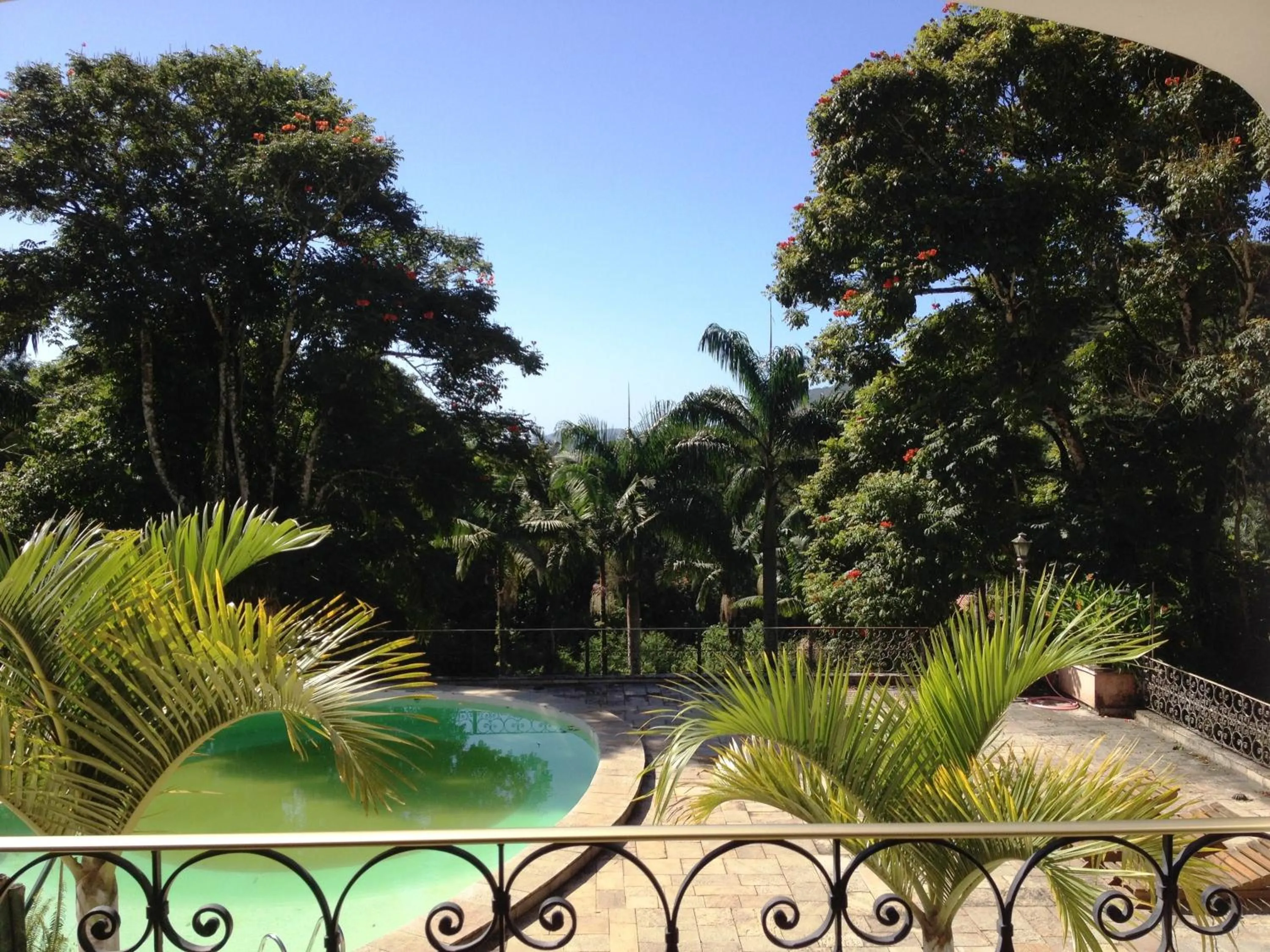 Swimming pool in Pousada Sitio Araribá