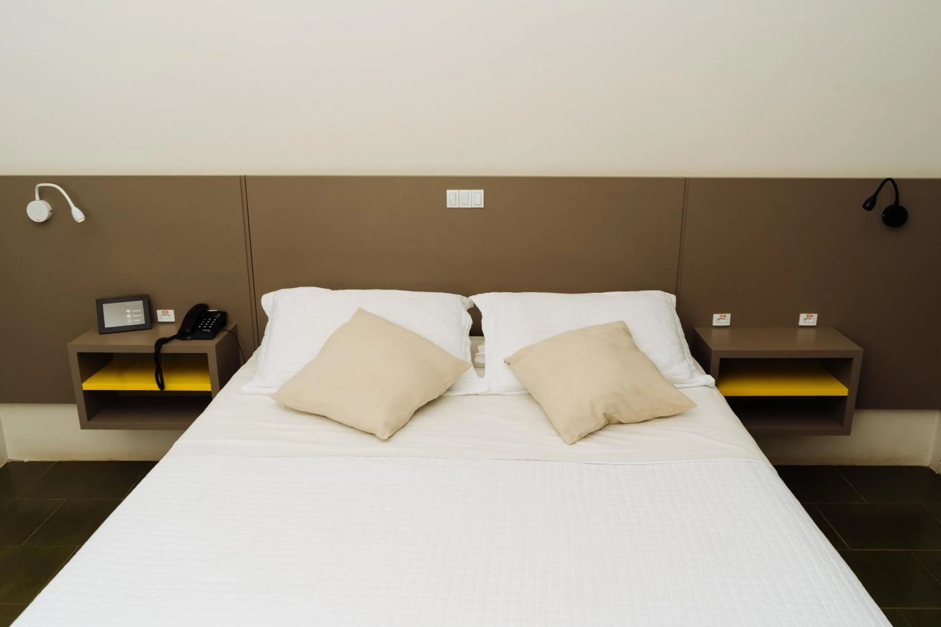 Bedroom, Bed in Cris Hotel