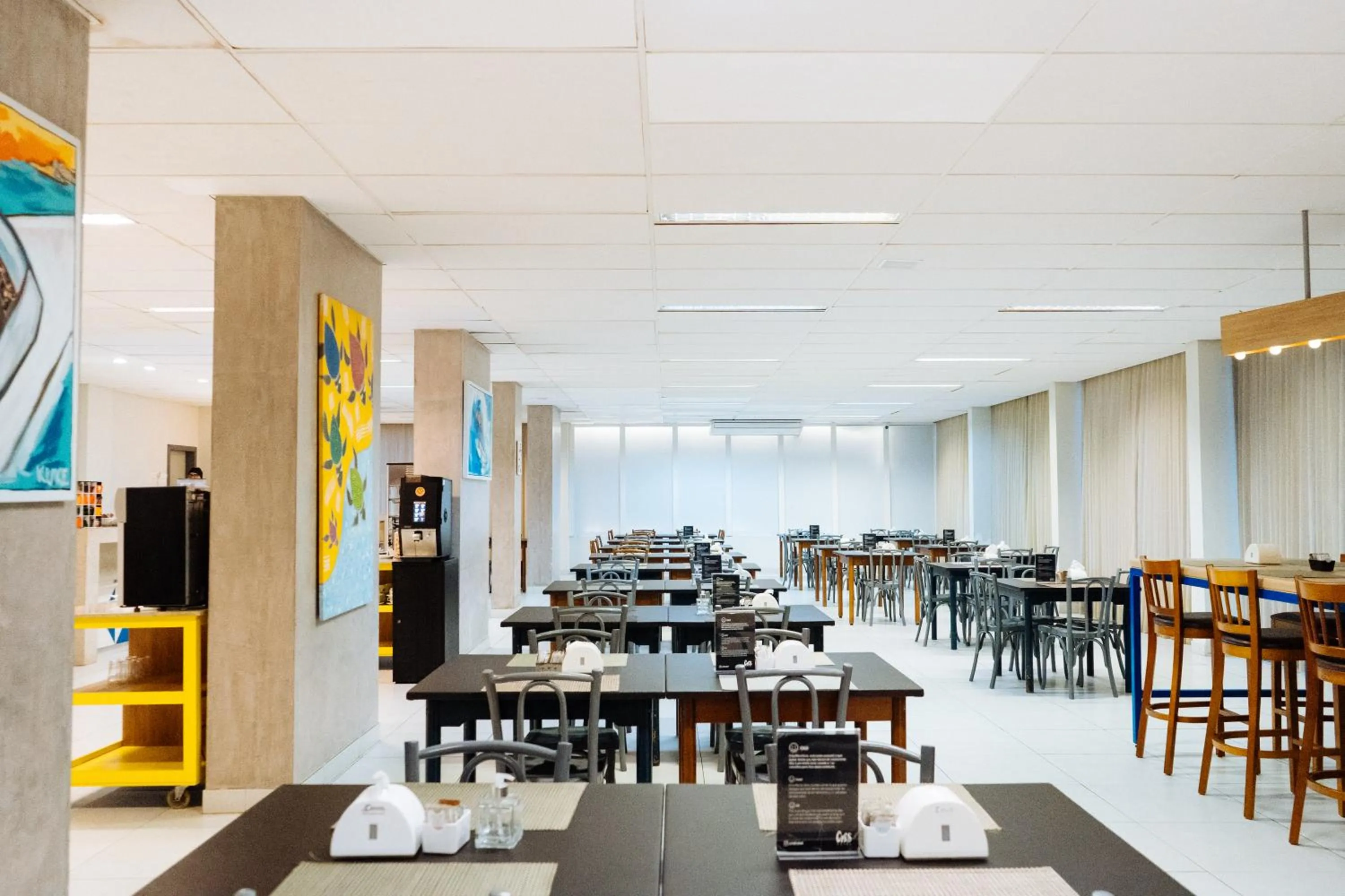 Restaurant/places to eat in Cris Hotel