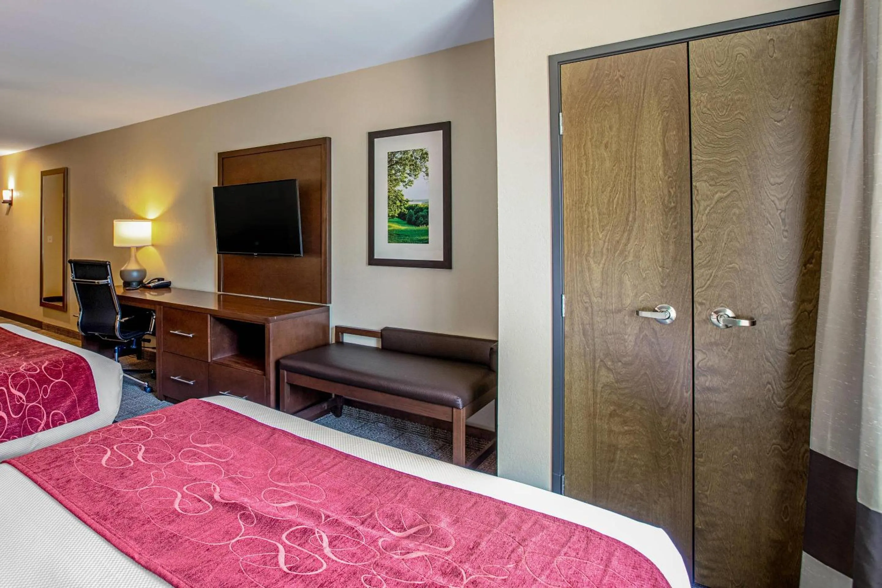 Bedroom, Bed in Comfort Suites Fishkill near Interstate 84