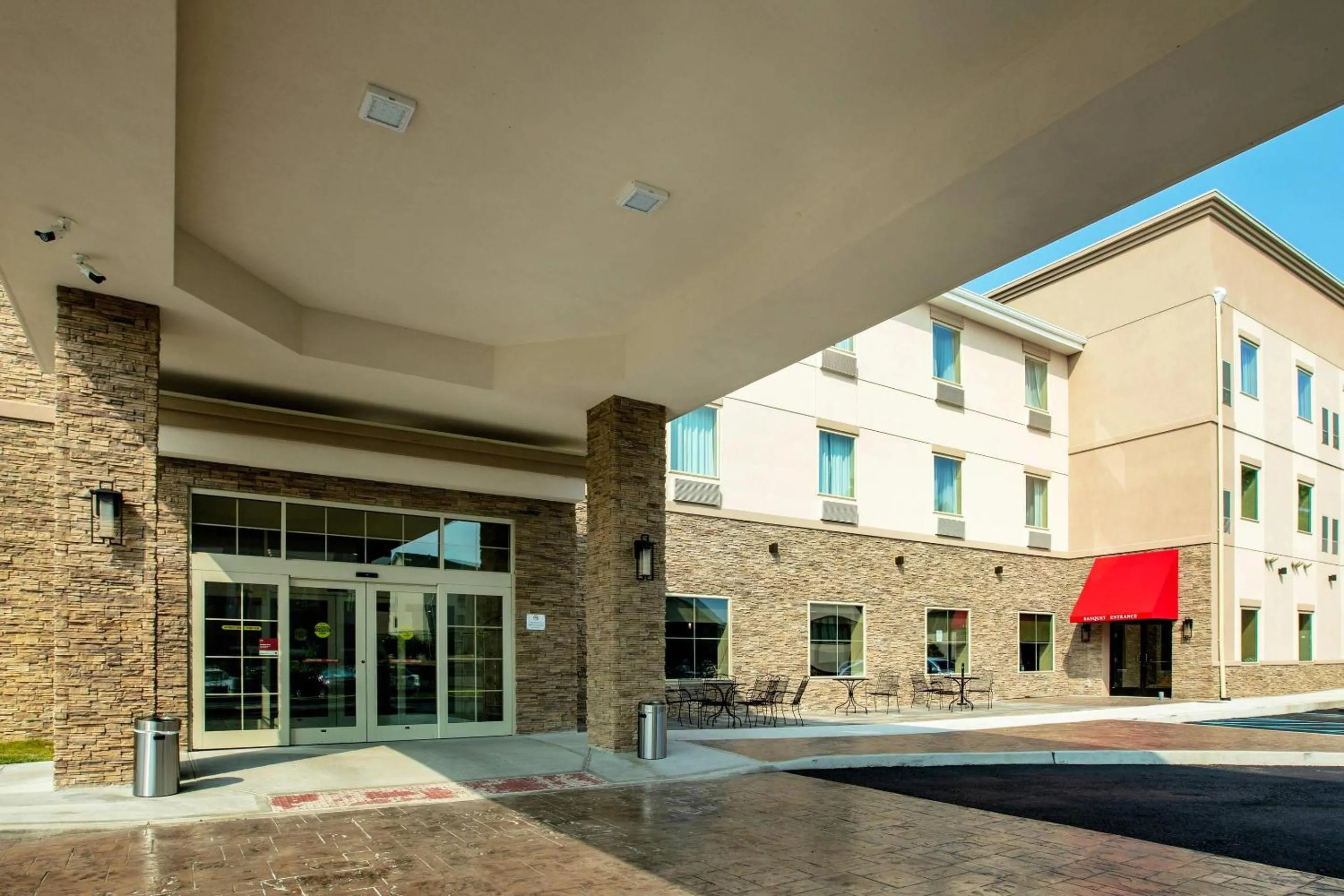 Property building in Comfort Suites Fishkill near Interstate 84