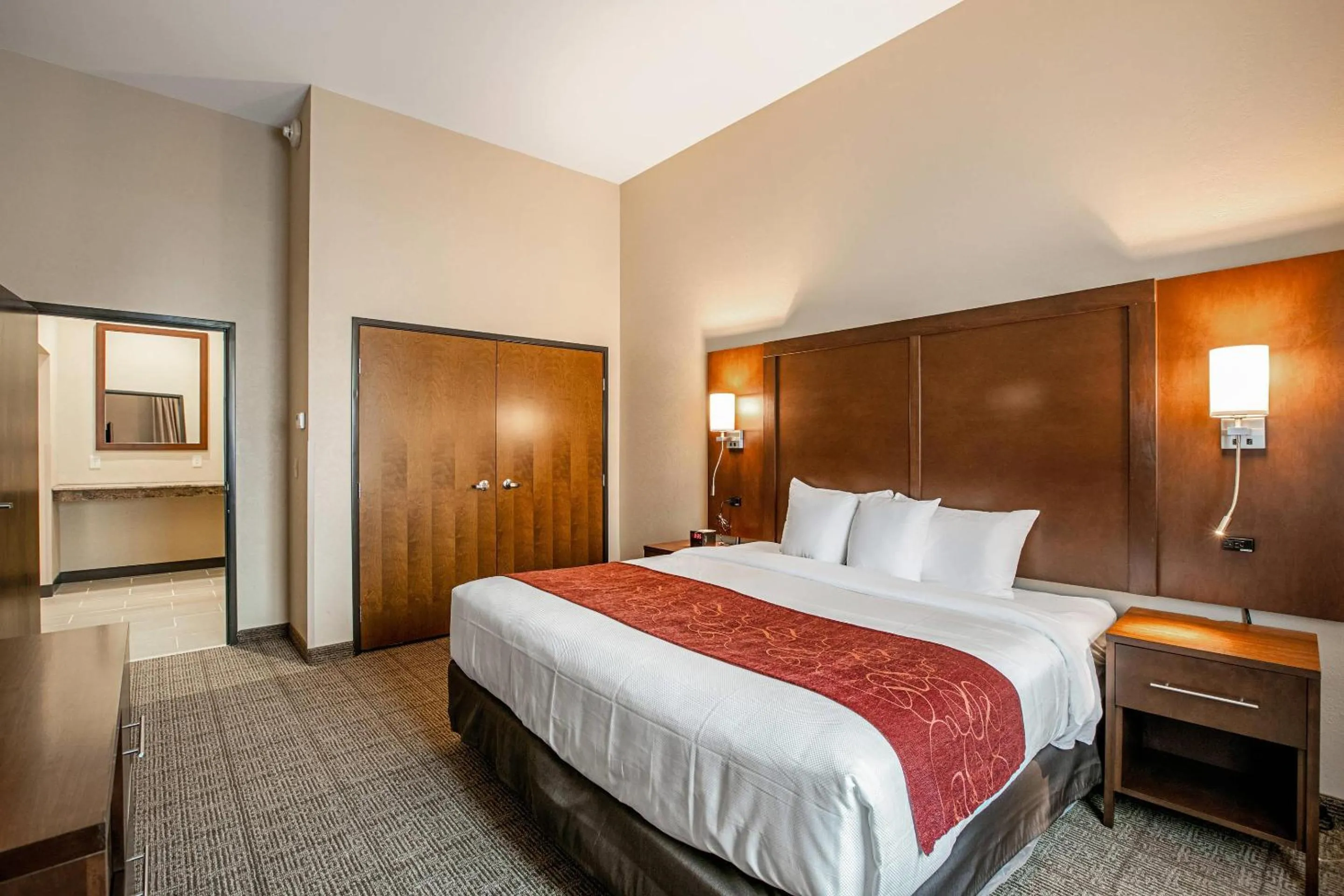 Bedroom, Bed in Comfort Suites Fishkill near Interstate 84