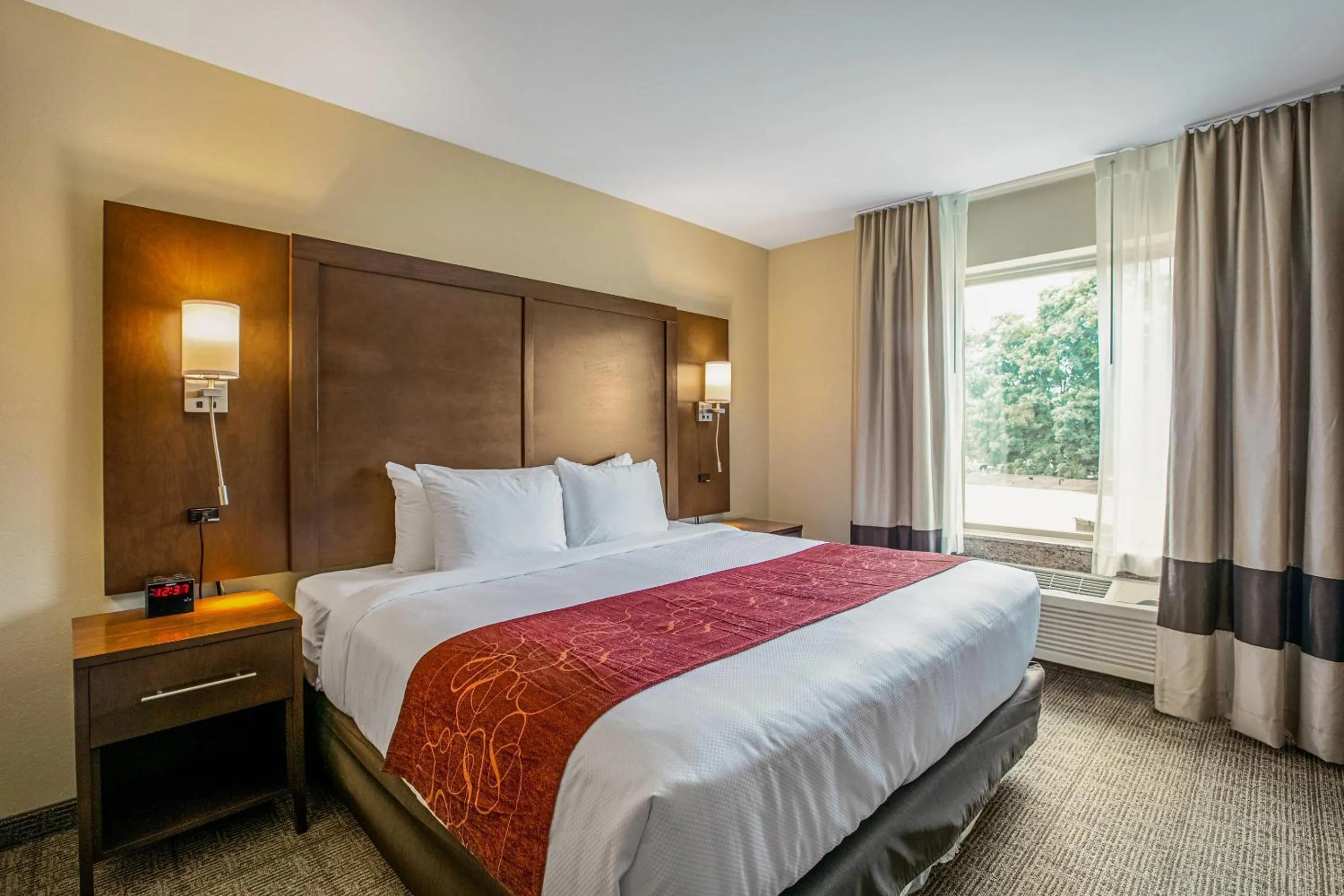 Bedroom, Bed in Comfort Suites Fishkill near Interstate 84